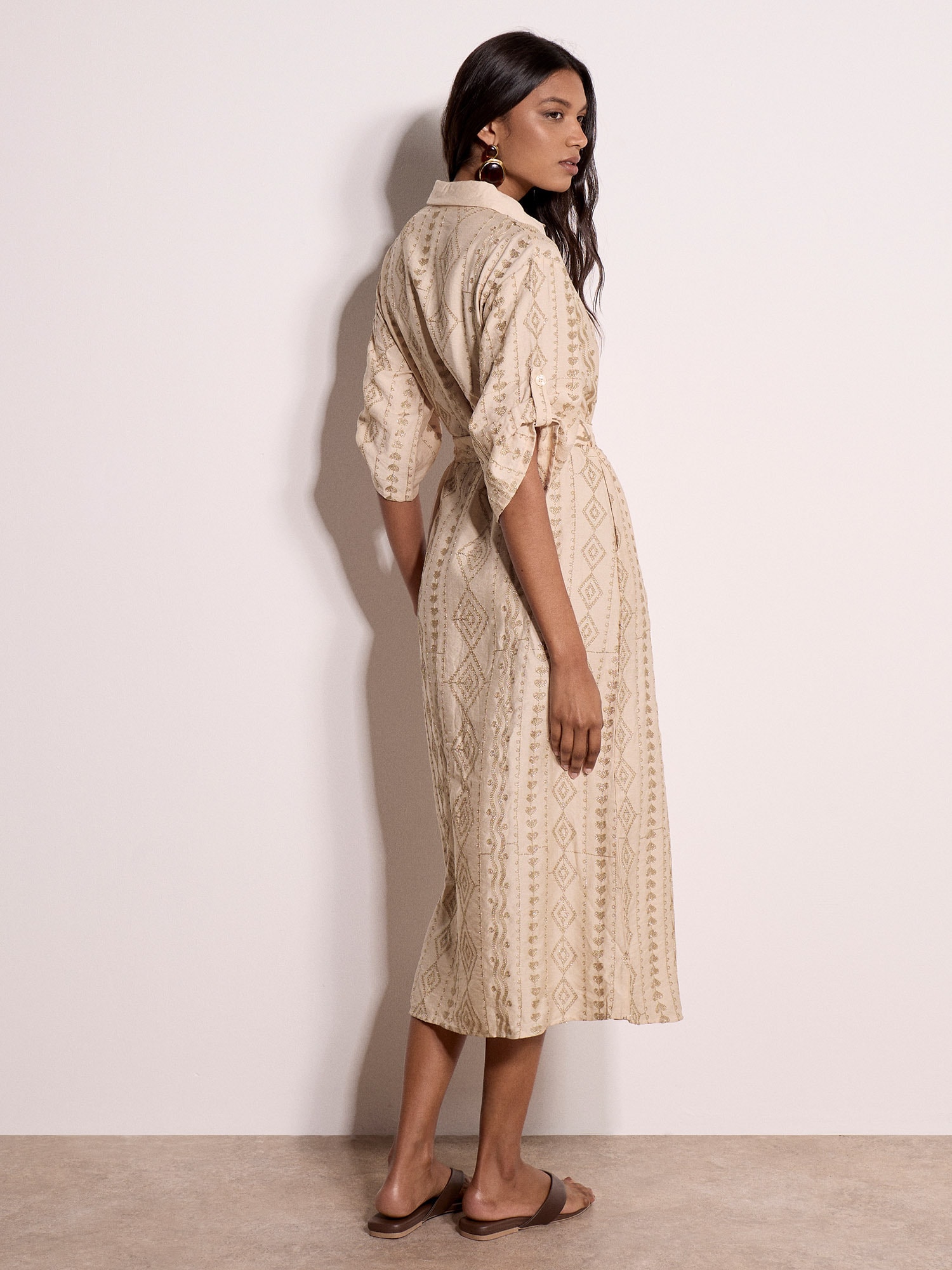 Apricot Hemdblusenkleid »Geometrisches, schimmerndes, besticktes Midikleid« Stoffgürtel,  Gürtel im Lieferumfang enthalten