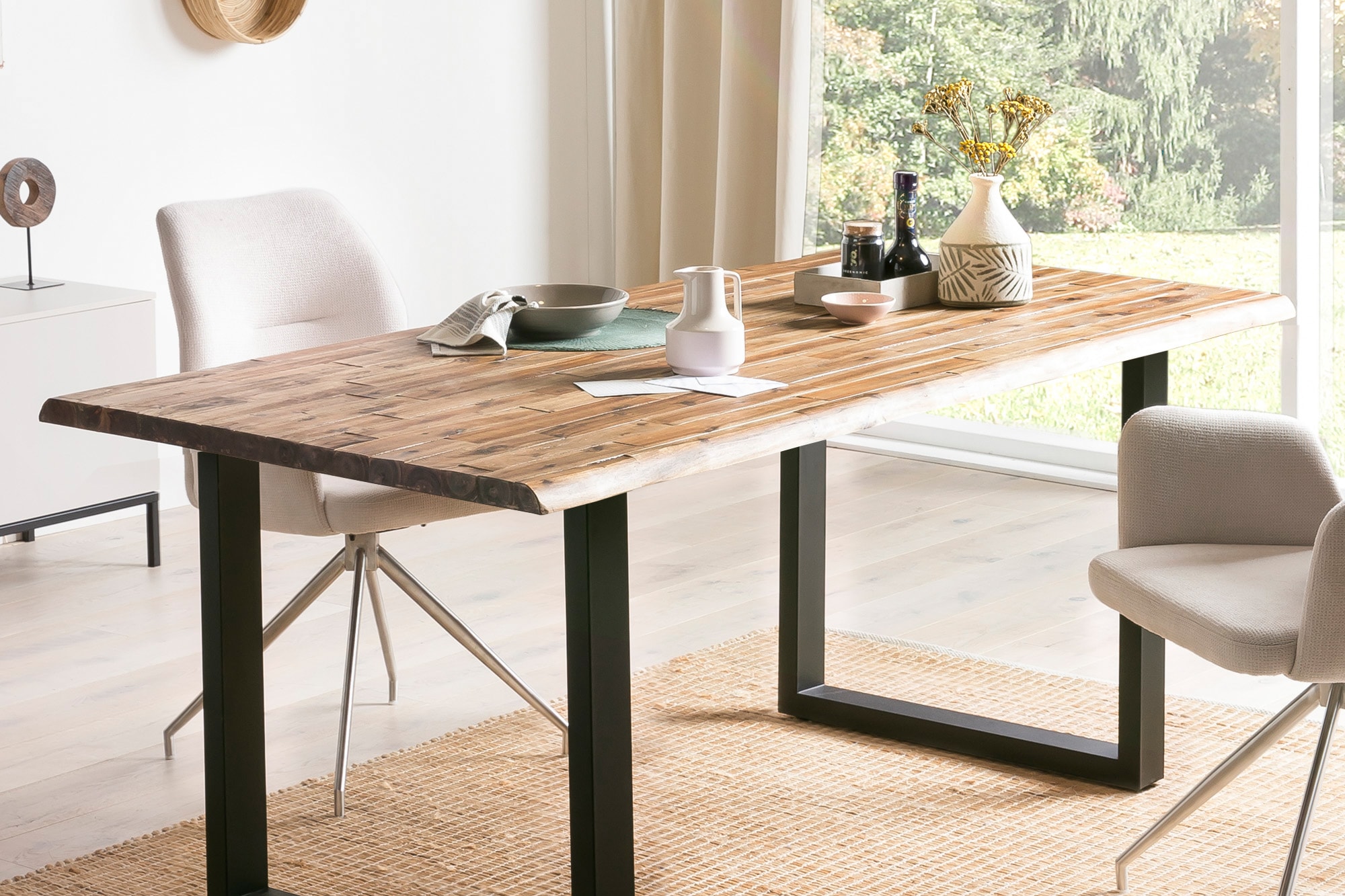 SalesFever Essgruppe »Designstarke Essgruppe«, (Set, 5 tlg.), Tischplatte mit rauer Balken-Oberfläche, Rücken mit Rautensteppung