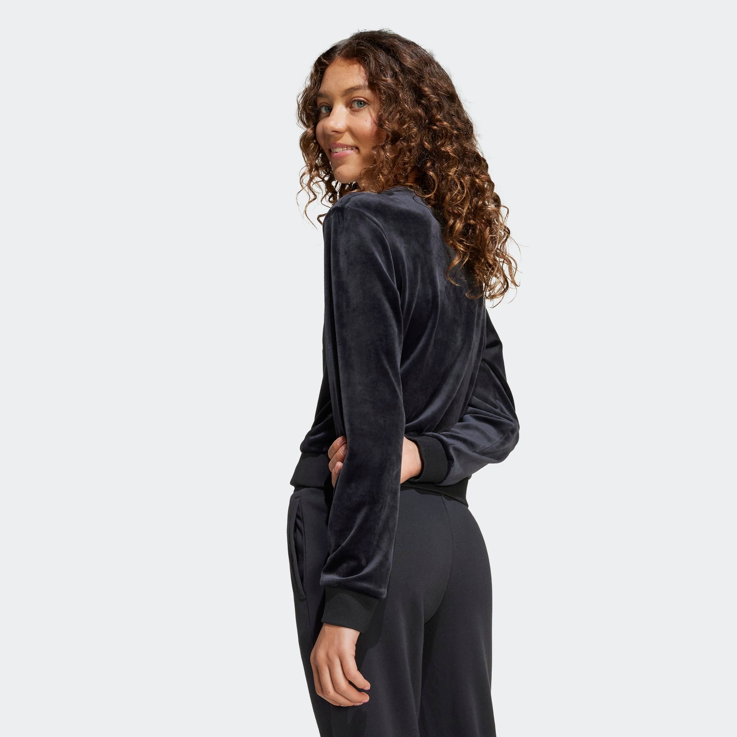 adidas Sportswear Sweatshirt »GIRL HOLIDAY BAUCHFREIES«, aus weichem Samt, bauchfreier Schnitt, Rundhalsausschnitt
