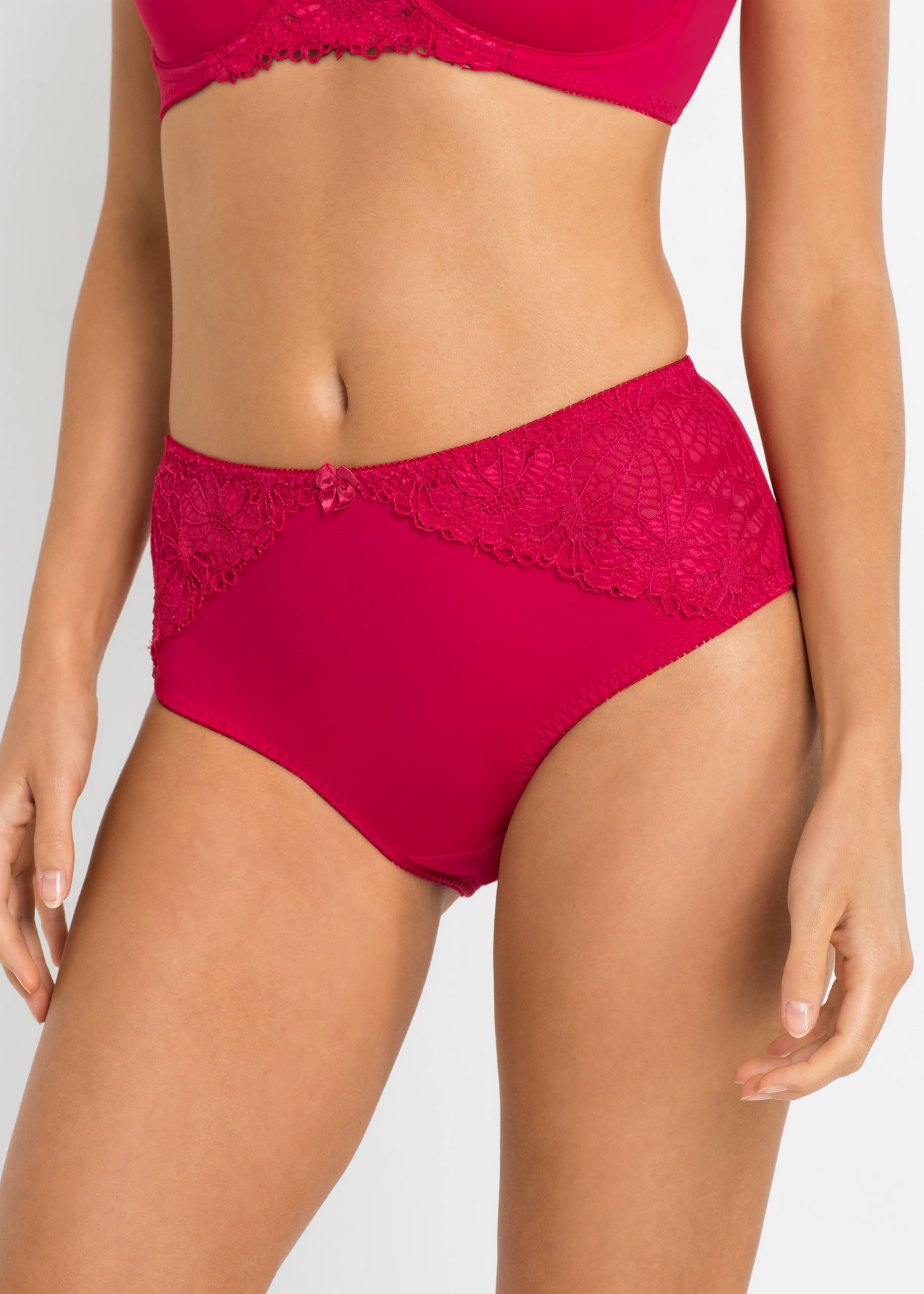 bonprix Maxislip Packung, 2 Stk. über die Hüfte geführt, mit floraler Spitze auf der Vorderseite