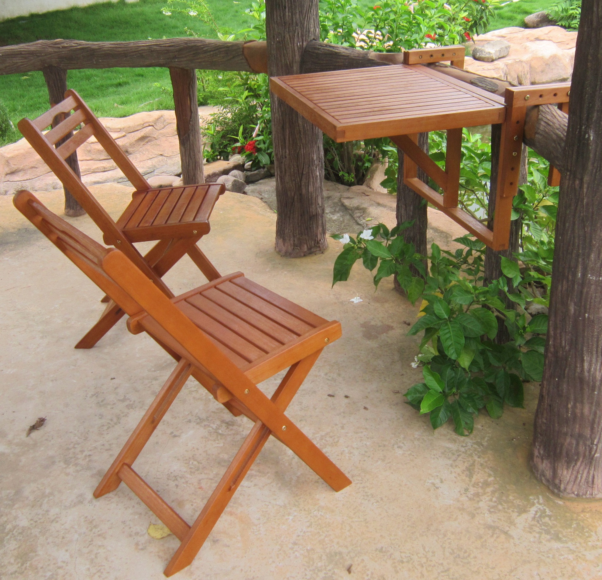 Garden Pleasure Balkonhängetisch "BERKELEY" Set, 3 Stk. tlg. Eukalyptus, klappbar, 60x40cm, 2 Stühle, braun