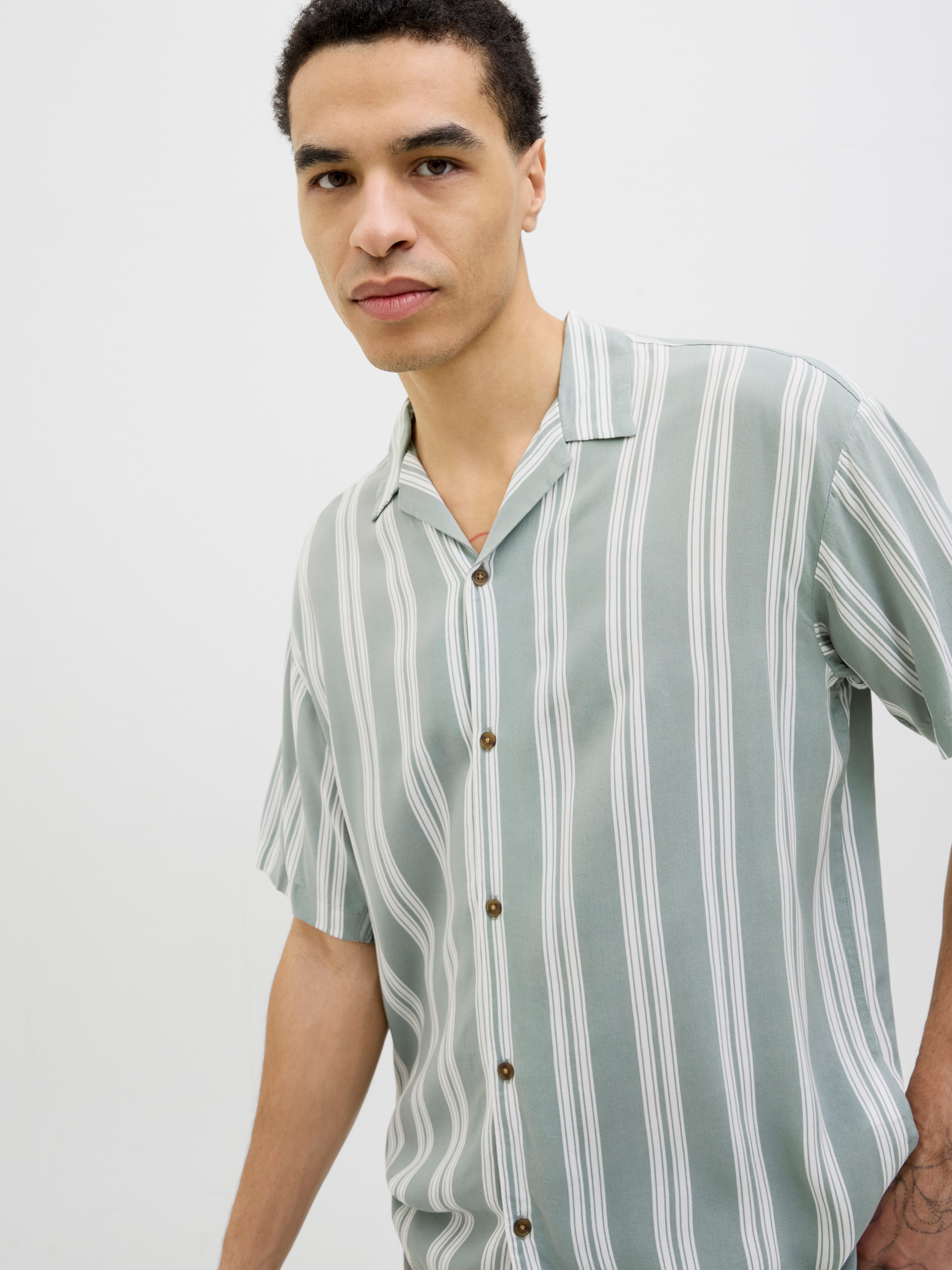 Jack & Jones Kurzarmhemd »JJEJEFF STRIPE RESORT SHIRT SS SN«, mit Streifen Muster