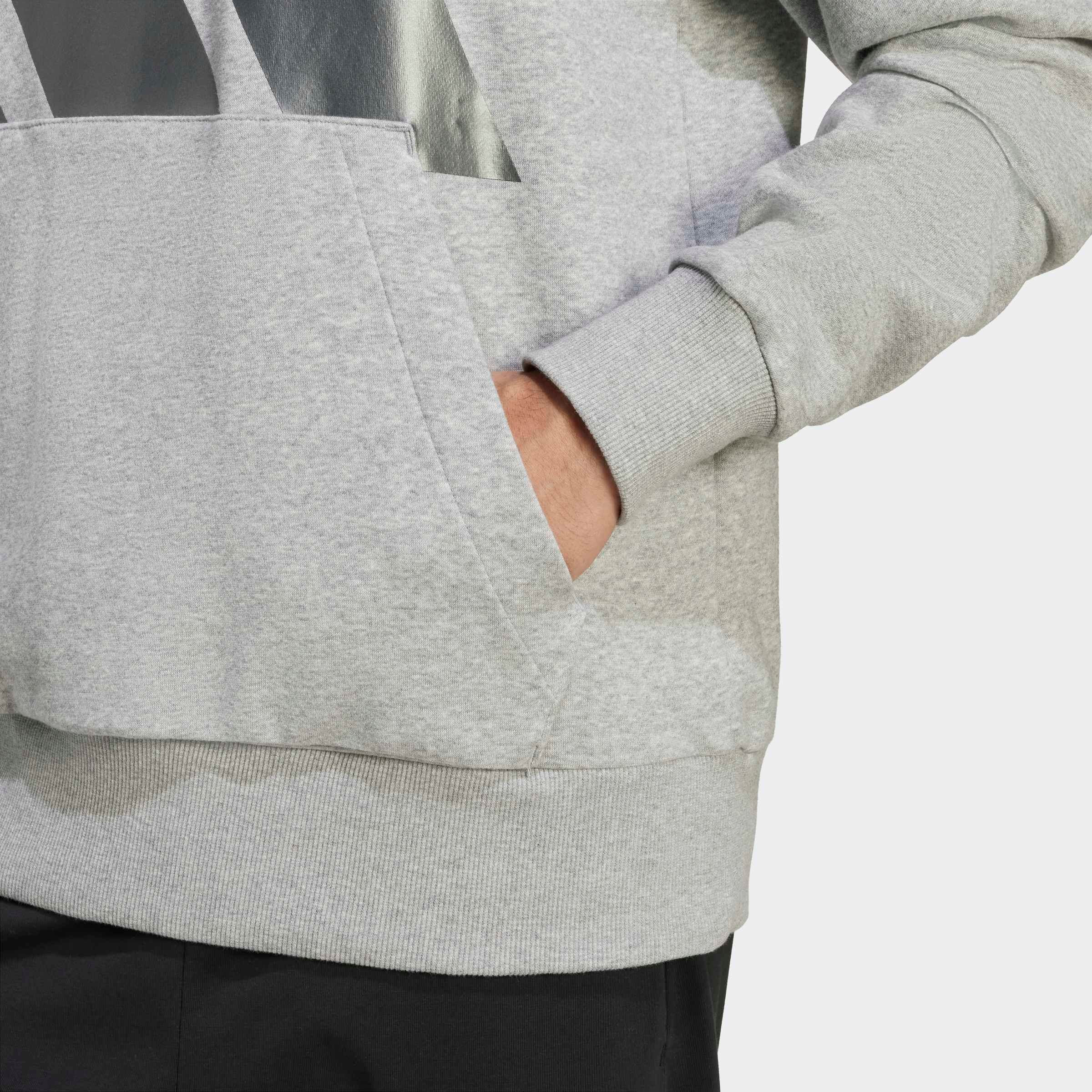 adidas Sportswear Kapuzensweatshirt »HOLIDAY 3S HOODIE«, mit großem BOS Branding, festliches Design, mit Rundhalsausschnitt
