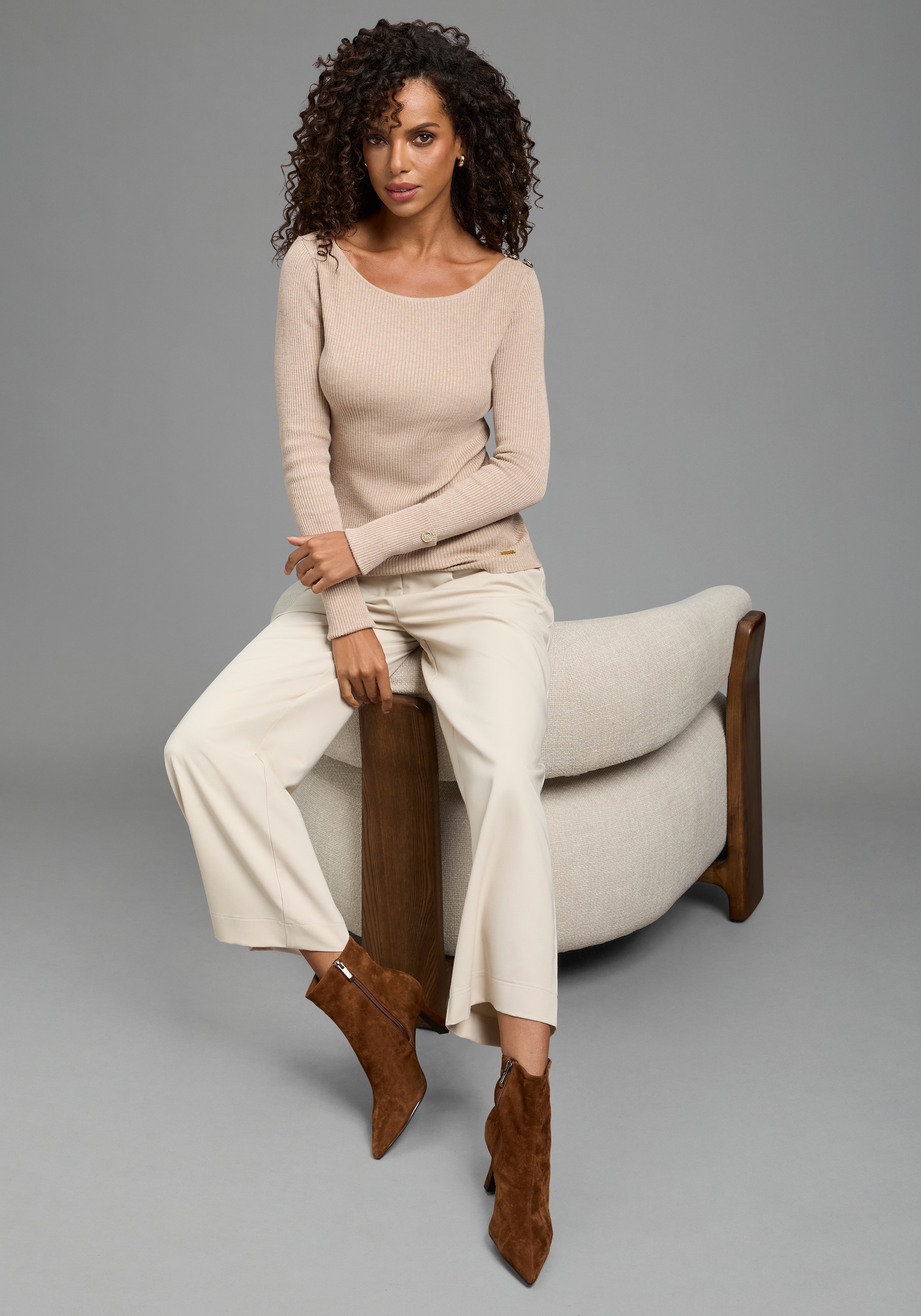 Bruno Banani Strickpullover aus Rippstrick, figurbetonte Passform, mit Aufschlag und Knopf