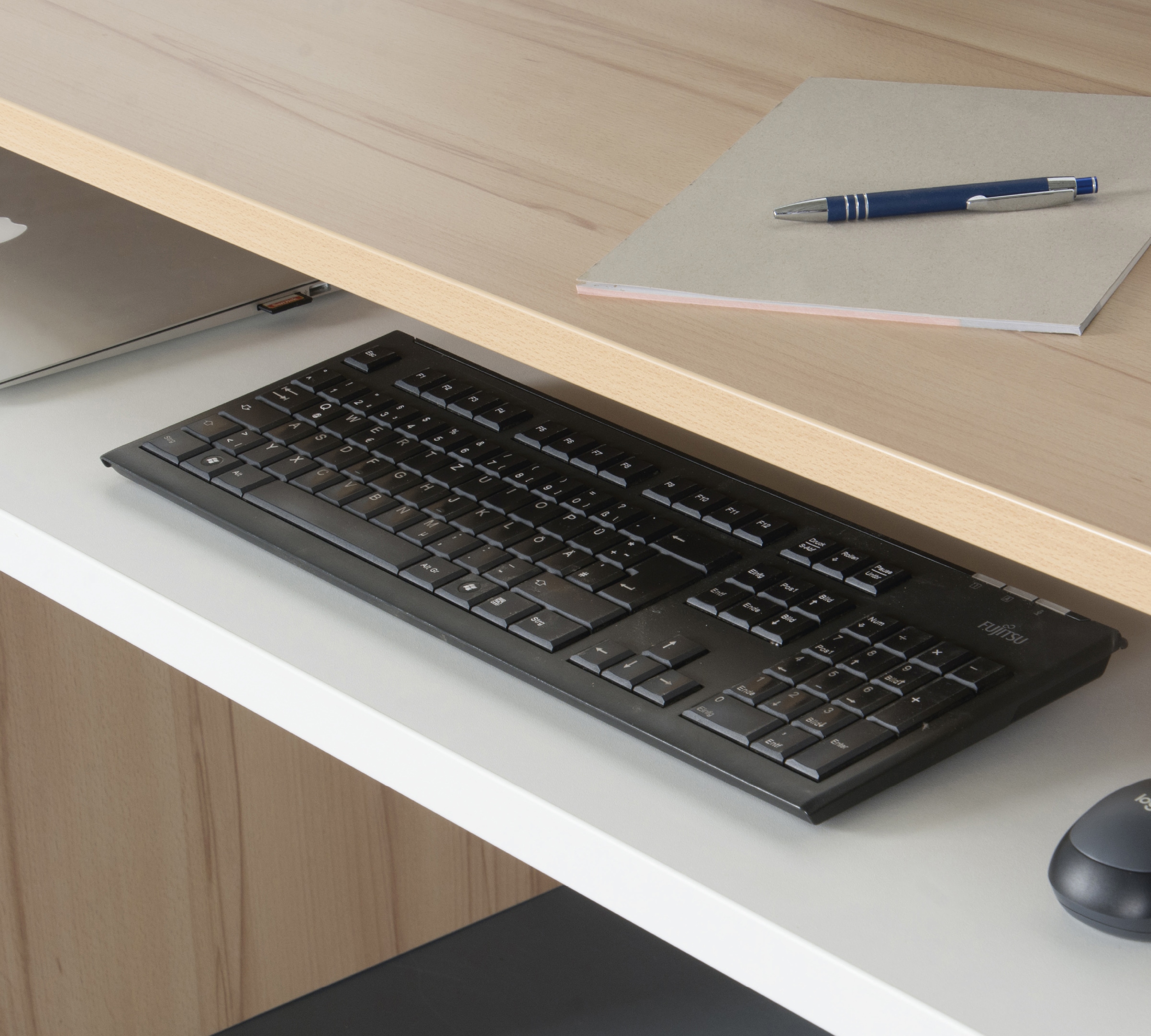 VOGL Möbelfabrik Schreibtisch »Barrie mit 2-farbigem Tastaturauszug«, in 2 Breiten, 2,5 cm Tischplattenstärke, Made in Germany