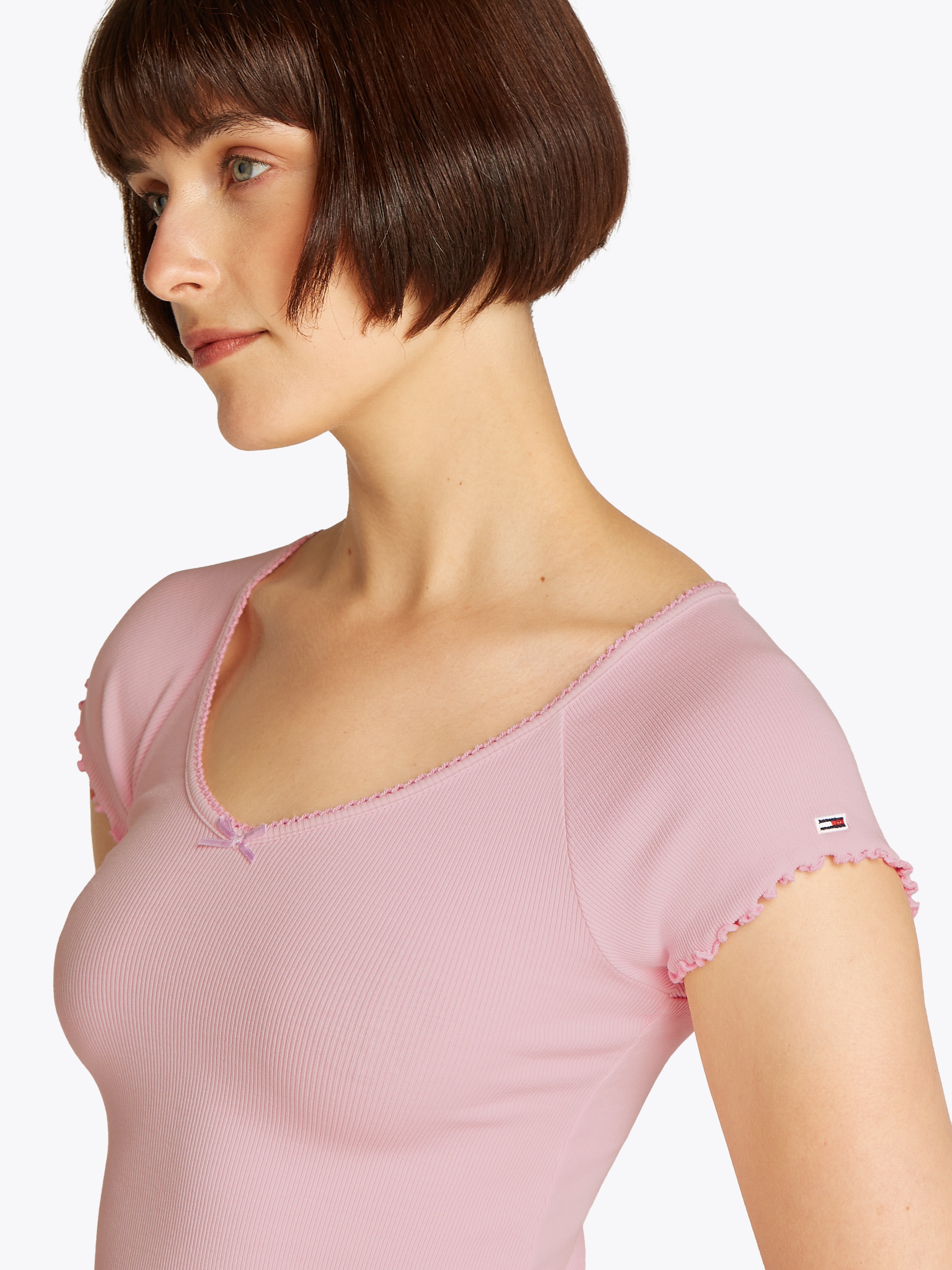 Tommy Jeans Kurzarmshirt »TJW SLIM VNECK GMD RIB SS«, mit Rollkanten, im femininen Stil
