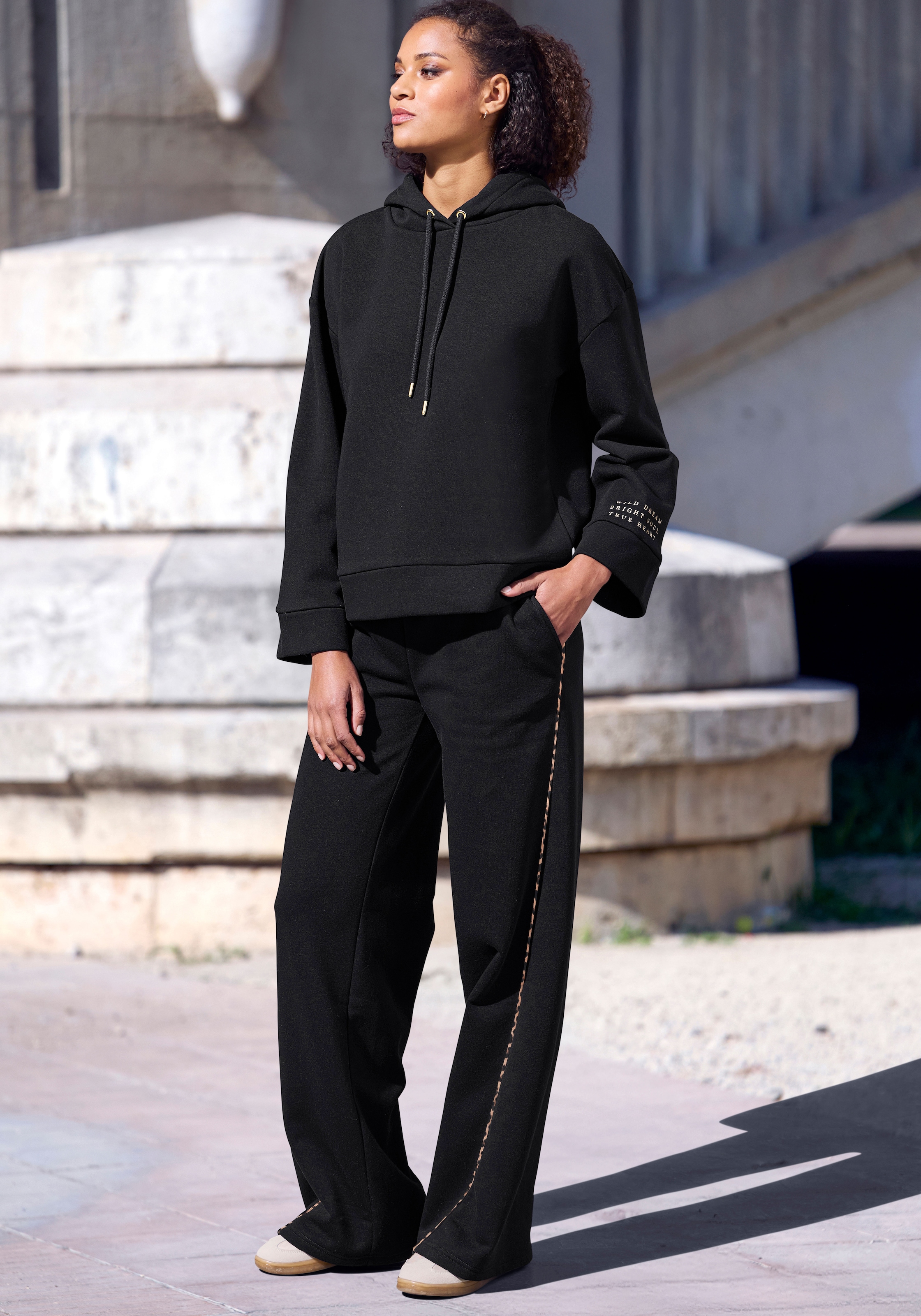 Buffalo Sweathose »Relaxhose«  mit weit ausgestelltem Bein und Piping, Home- und Loungewear