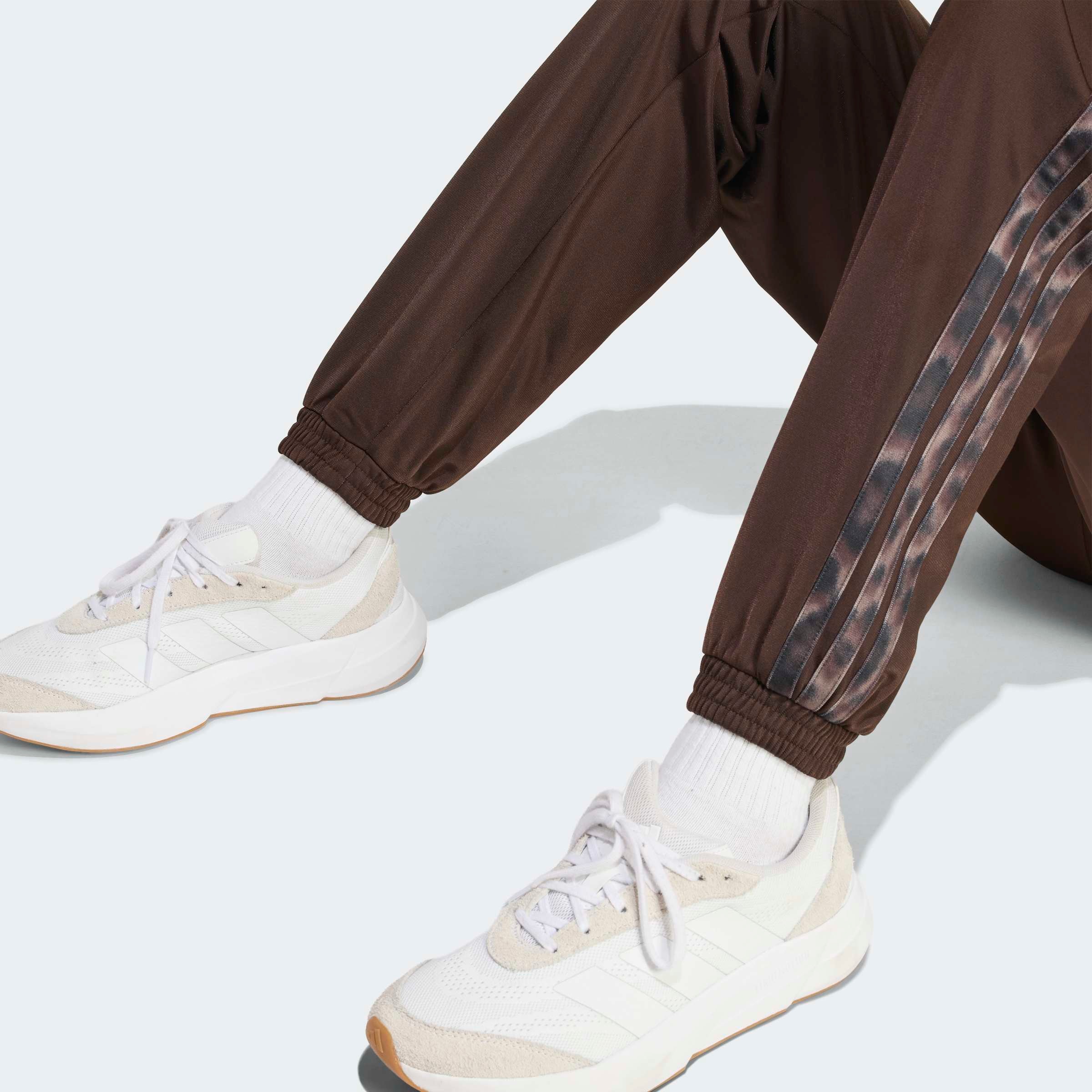 adidas Sportswear Sporthose »TRICOT 3-STREIFEN MIT LEOPARDENPRINT«  sportlich, für Erwachsene, mit Gummizug, normal-weite Passform