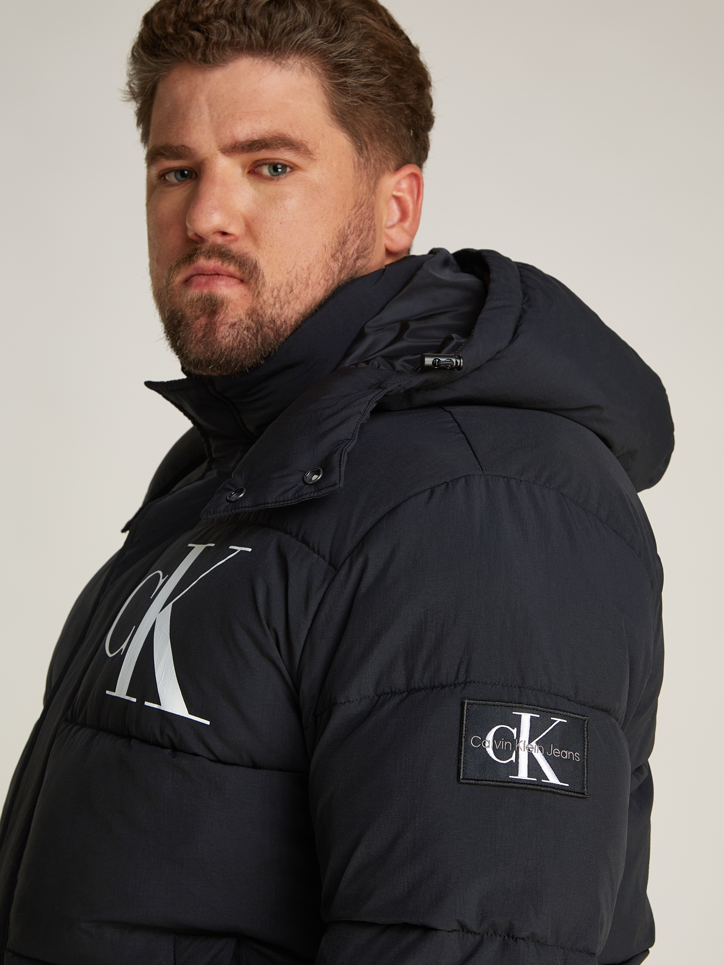 Calvin Klein Jeans Plus Outdoorjacke »Plus Essentials Non Down Jacket«, mit Kapuze, in Großen Größen mit Logoprägung