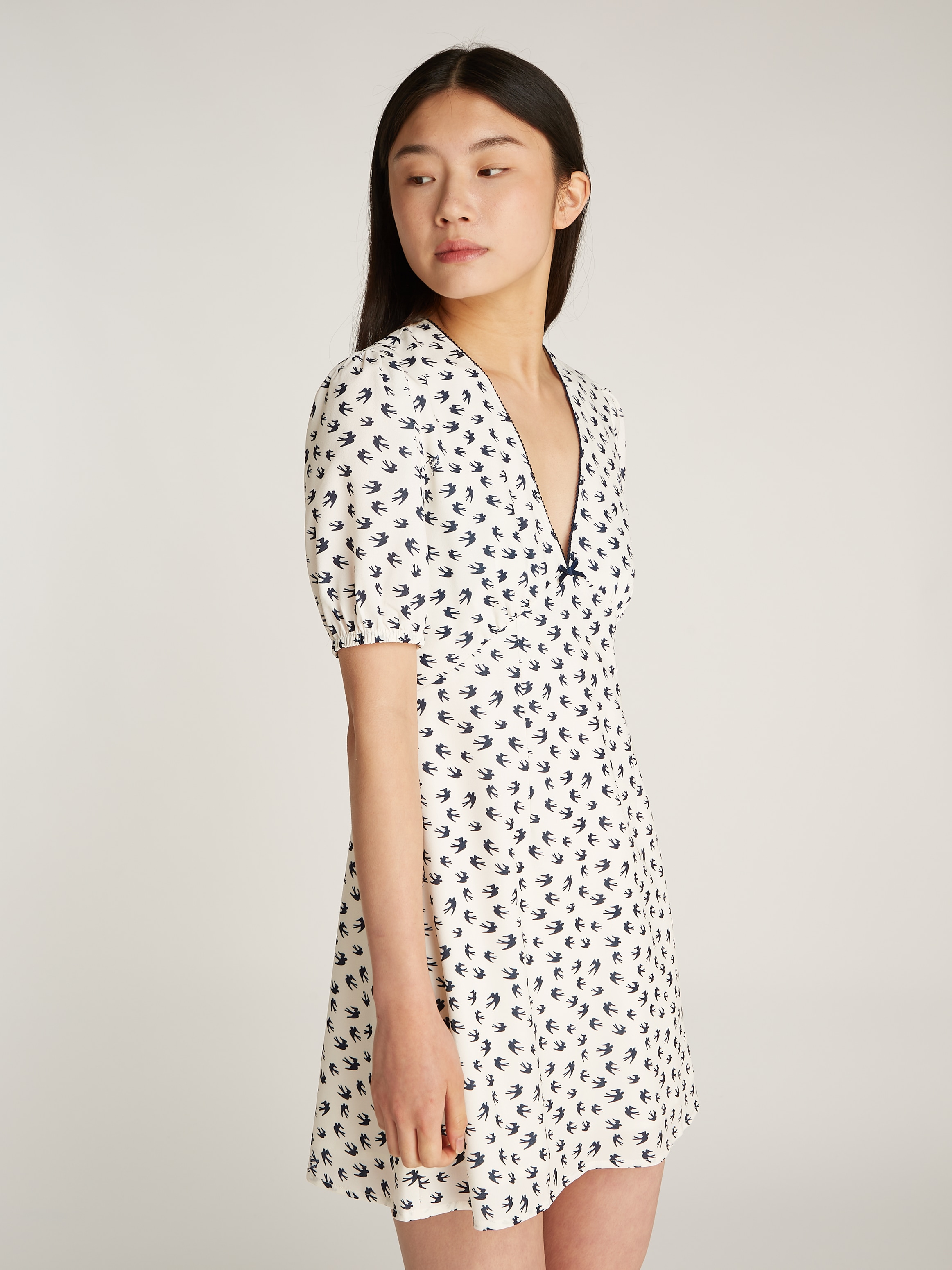 Tommy Jeans Minikleid »TJW SS CREPE MINI DRESS«, mit Schleifendetail, Vogelmuster