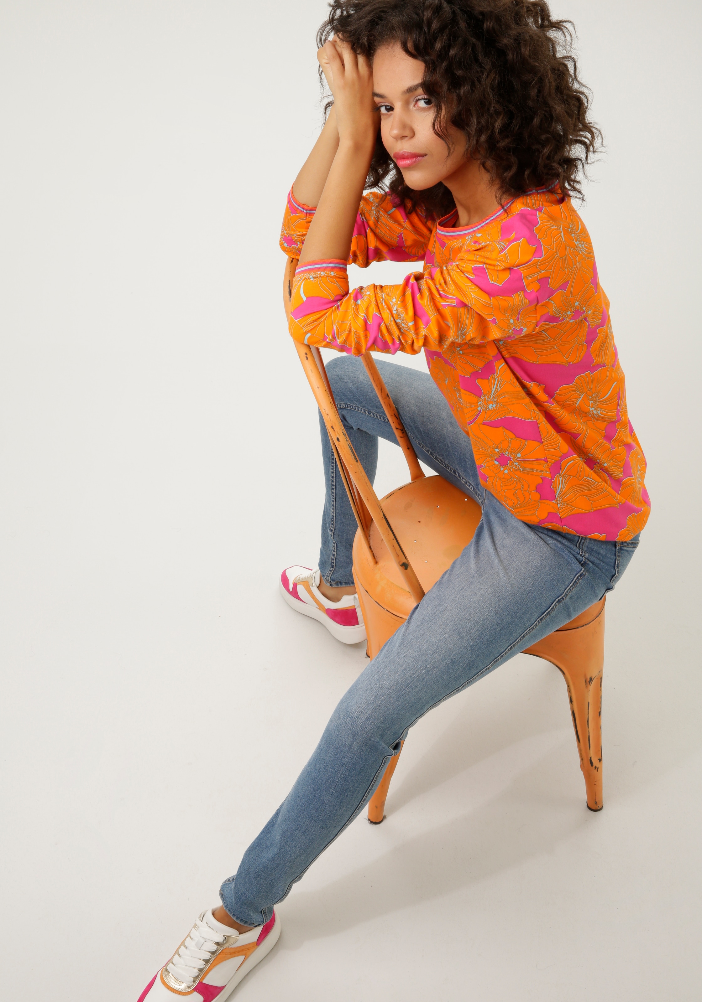 Aniston CASUAL Sweatshirt, mit großflächigen Blüten bedruckt - NEUE KOLLEKTION