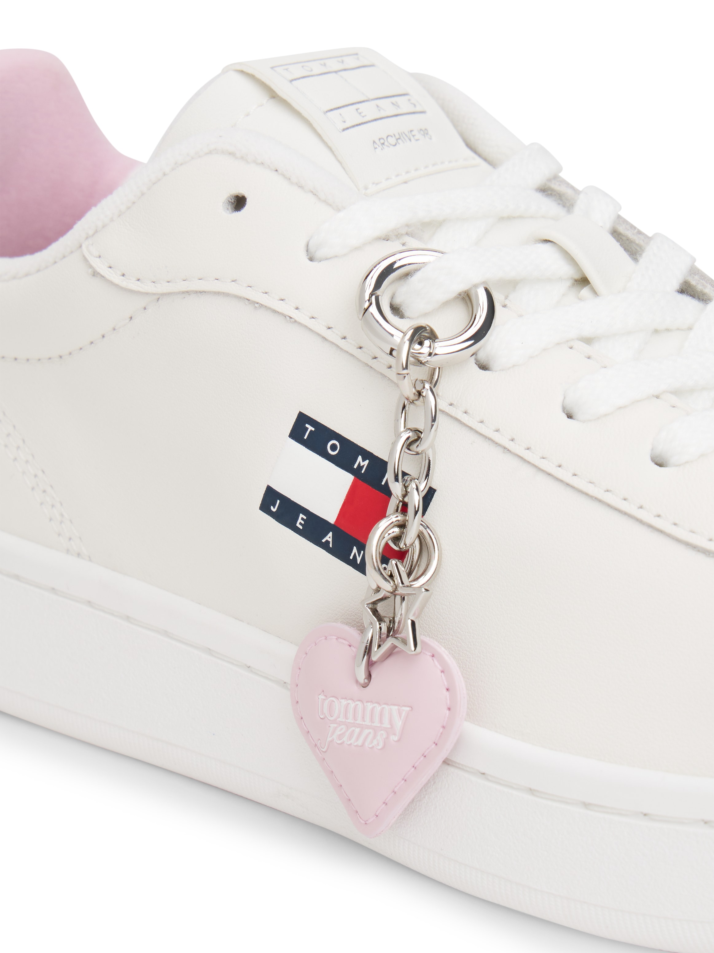 Tommy Jeans Plateausneaker »ARCHIVE '98 VALENTINES«  Freizeitschuh, Halbschuh, Schnürschuh mit Herzchen-Anhänger