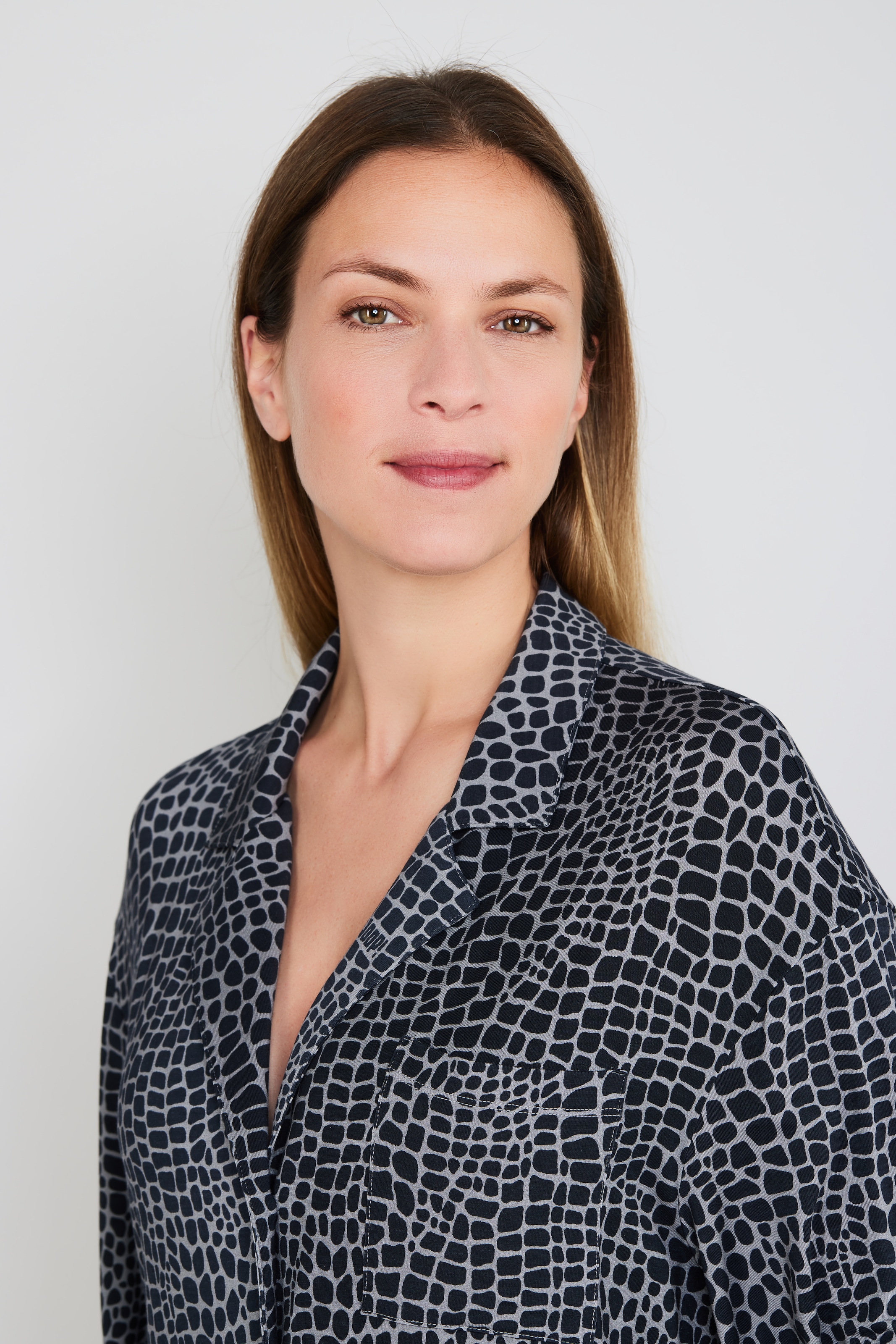 JOOP! Nachthemd »Luxe Modal Printed« Brusttasche im Animalprint-Design, Reverskragen, lange Ärmel,