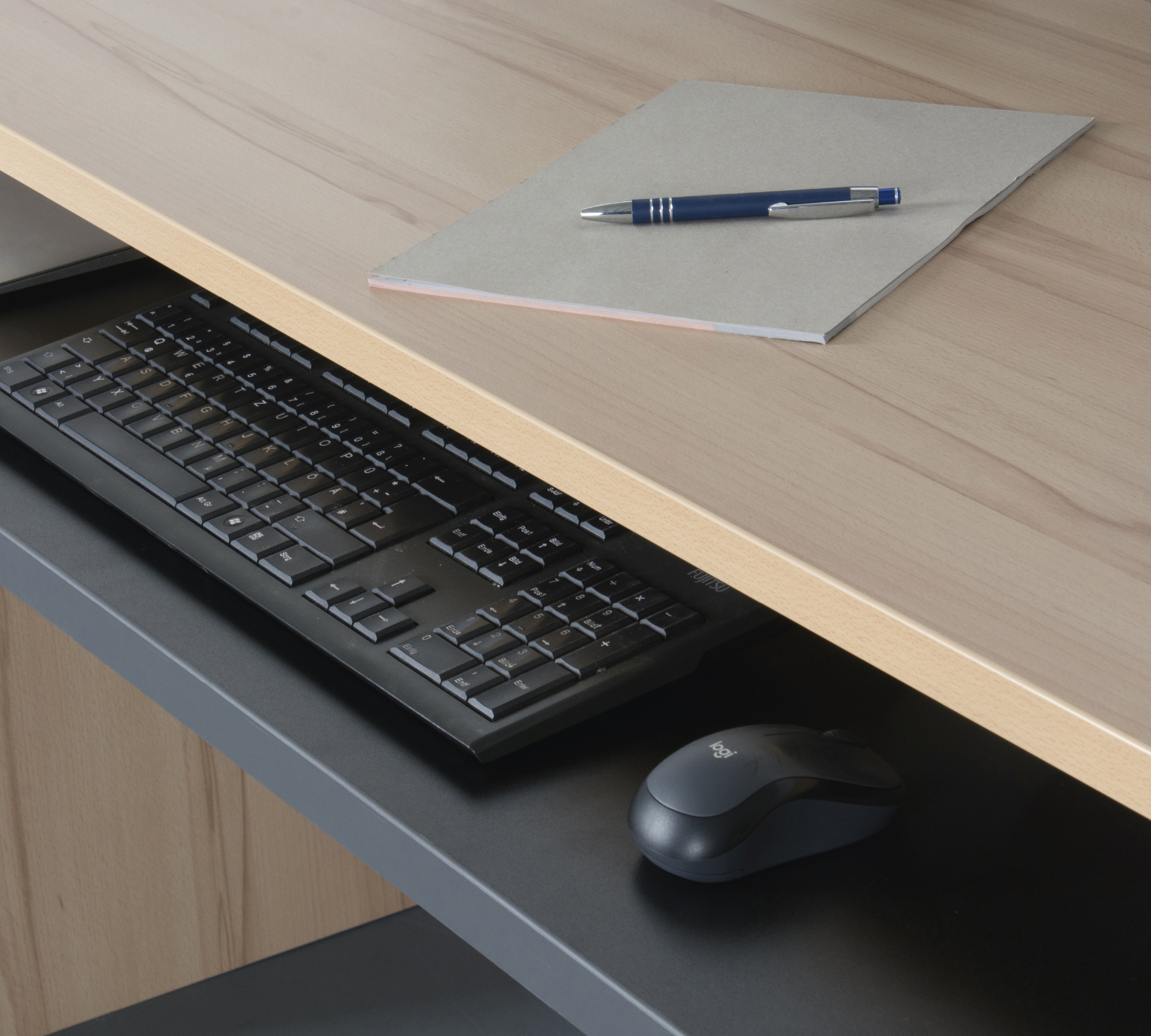 VOGL Möbelfabrik Schreibtisch »Barrie mit 2-farbigem Tastaturauszug«, in 2 Breiten, 2,5 cm Tischplattenstärke, Made in Germany