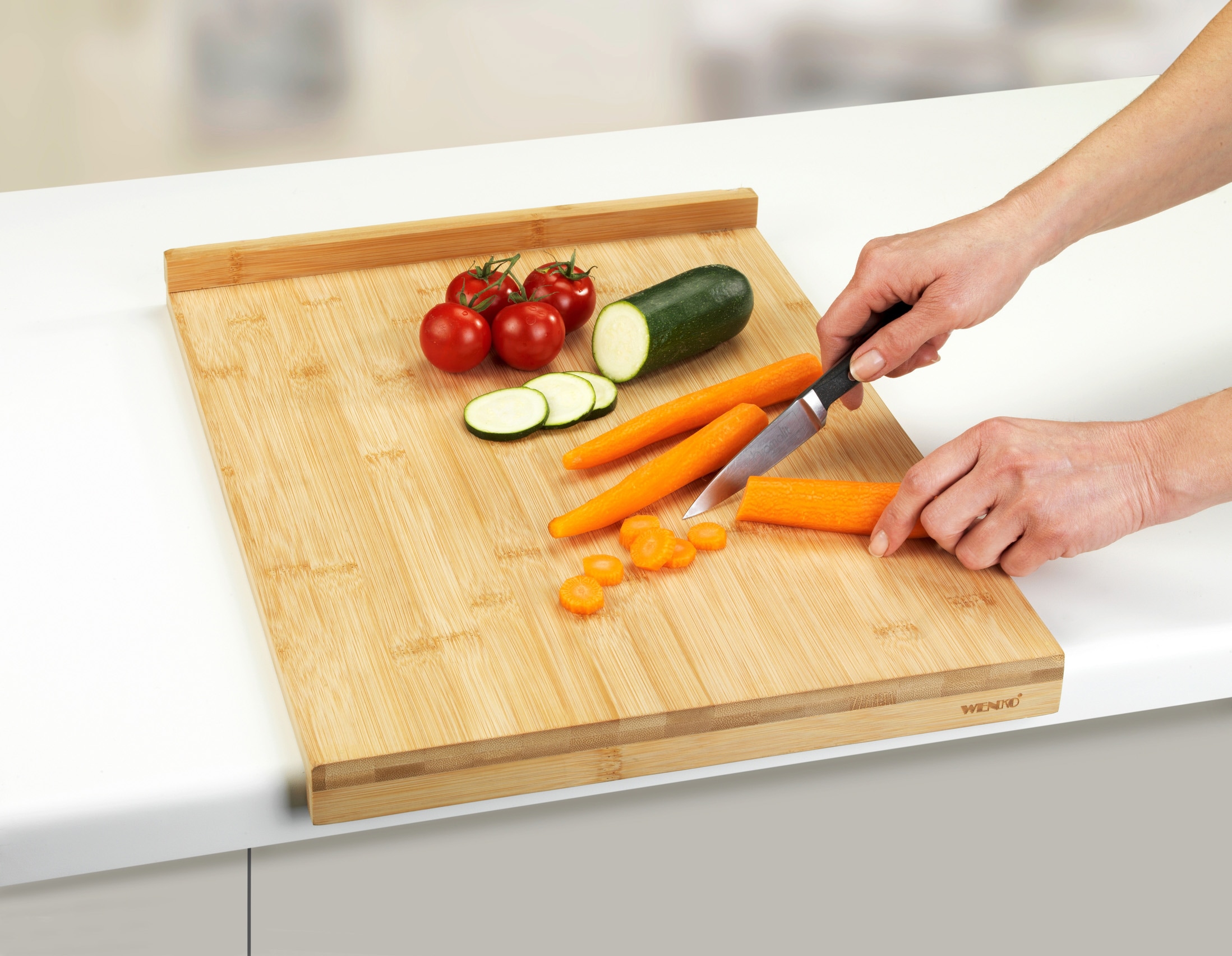 WENKO Schneidebrett »Modell Bambus« Küchenbrett mit Anlegekante, rutschsicher, große Schneidfläche