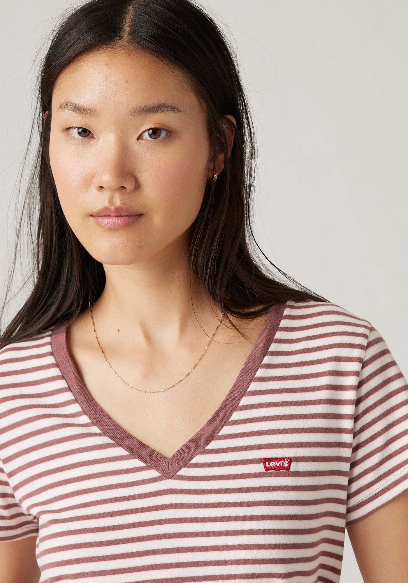 Levi's® V-Shirt »PERFECT VNECK«, mit Mini-Batwing-Logostickerei
