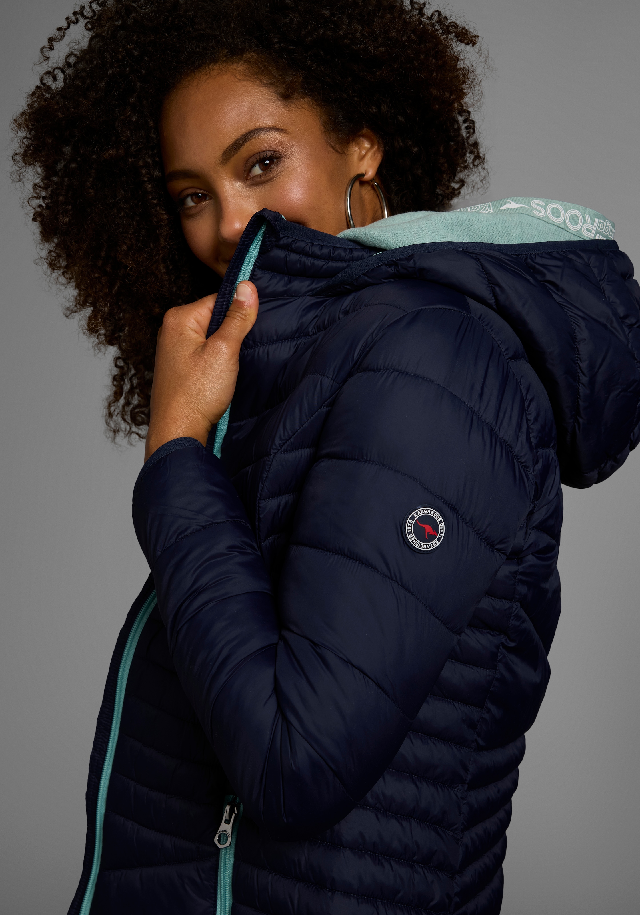 KangaROOS Steppjacke, mit Kapuze, für den Übergang, aus leichtem Webmaterial, figurbetonter Schnitt