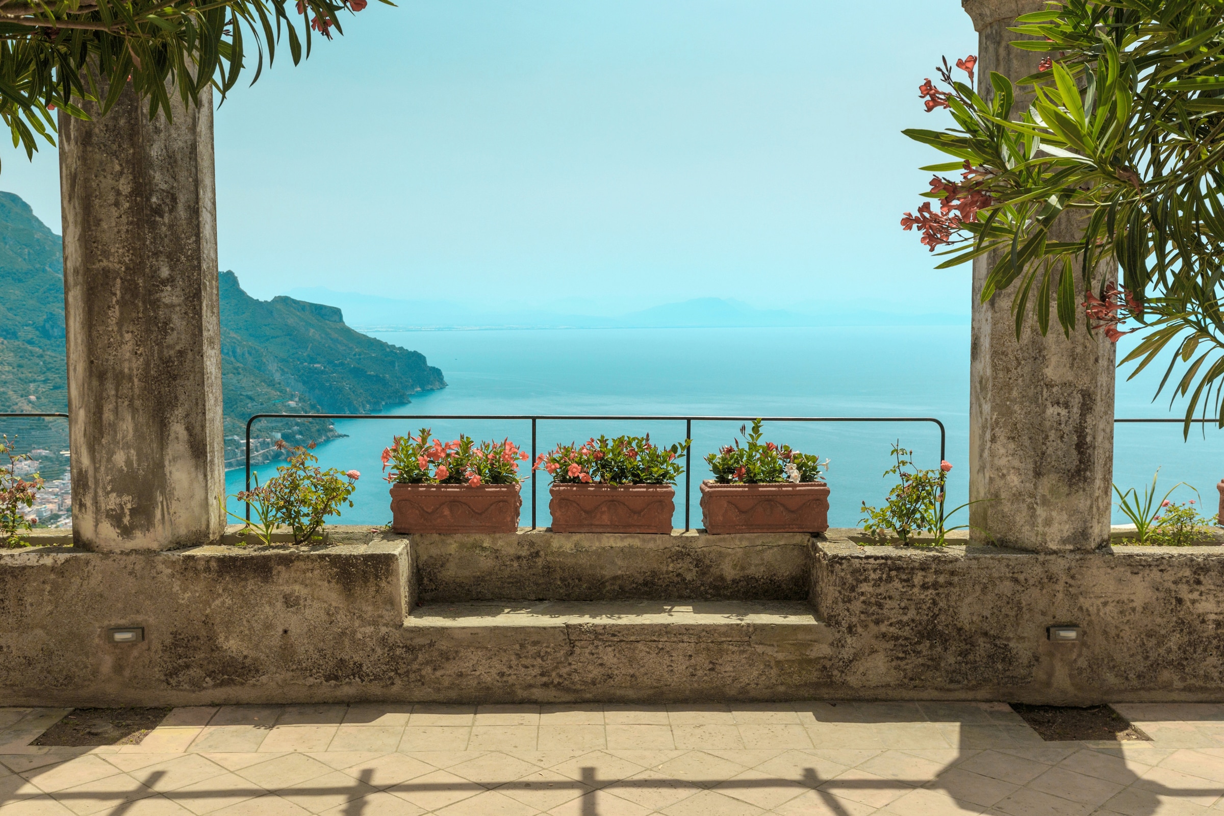 Papermoon, Fototapete »PERGOLA-TERRASSE STRAND KLIPPEN KÜSTE BLUMEN GEBIRGE«, bunt, Vlies, B/L: 3 m m x 2,23 m m - Bahnen: 6 Stk. St., bunt
