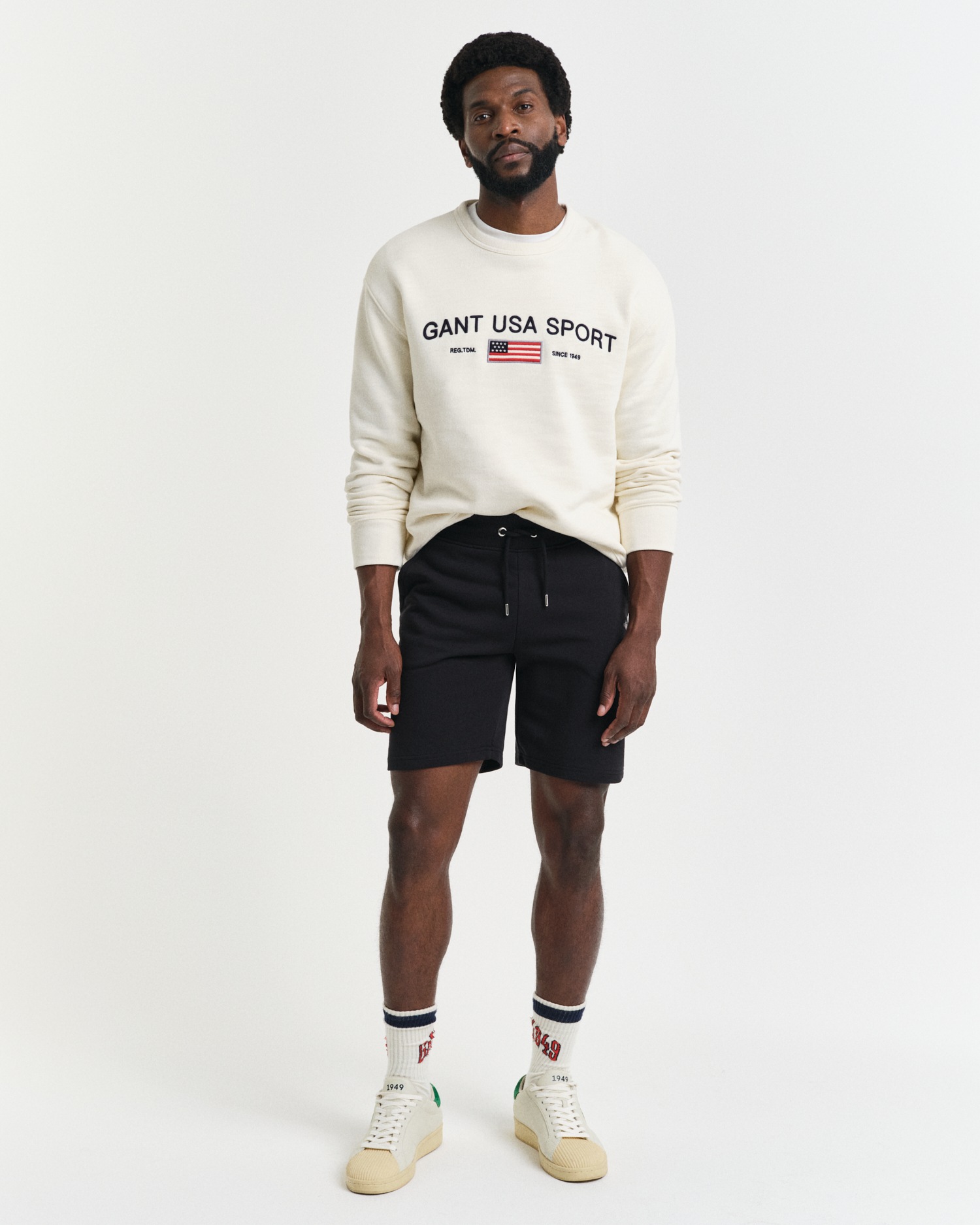 Gant Sweatshorts »REG SHIELD SWEAT SHORTS«, mit einer kleinen Logostickerei unter der Eingriffstasche