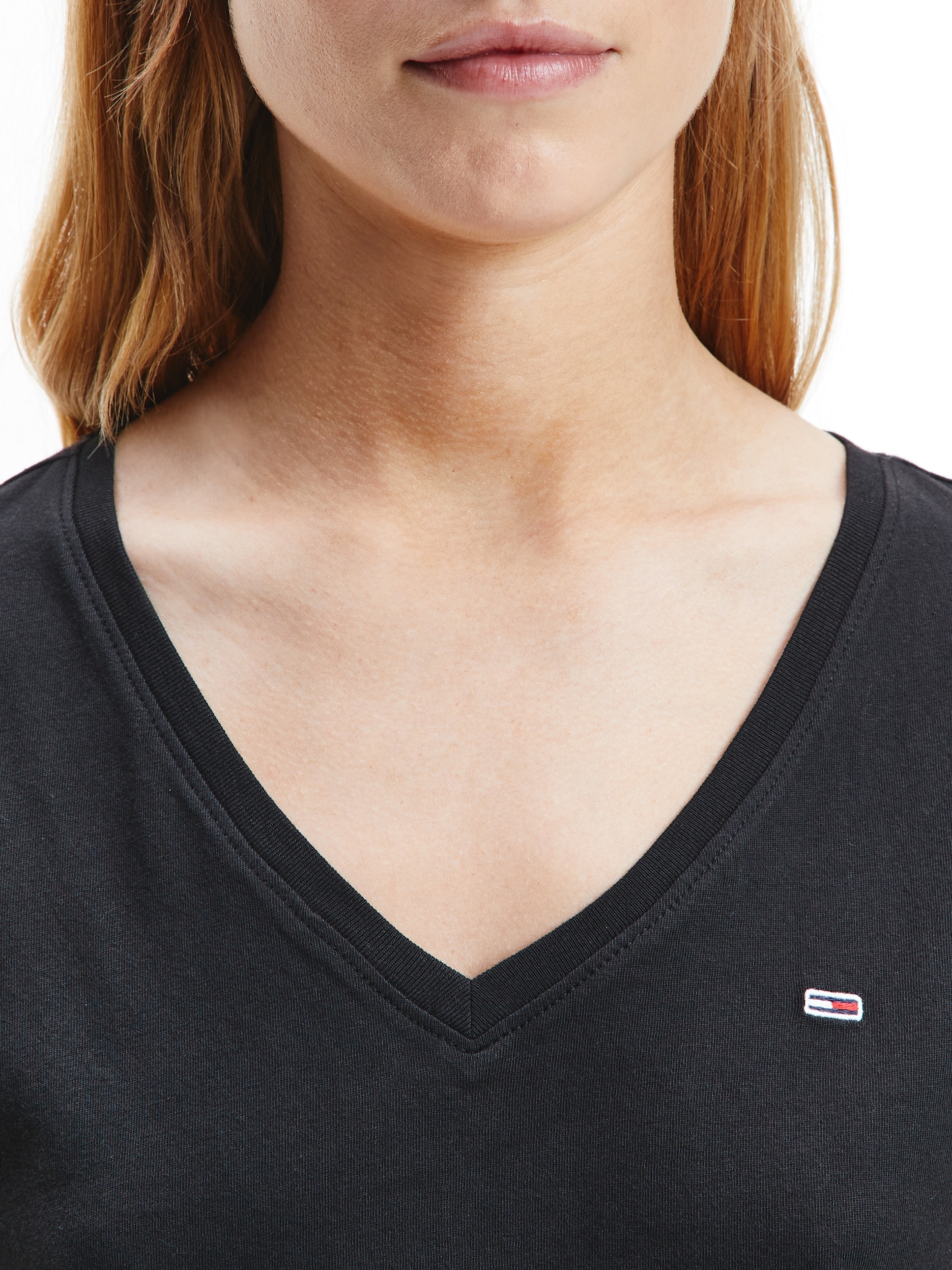 Tommy Jeans V-Shirt »TJW 2PACK SLIM SOFT V NECK TEE«, (Packung, 2 tlg., 2er-Pack), in Basic Optik mit Tommy Jeans Markenlabel