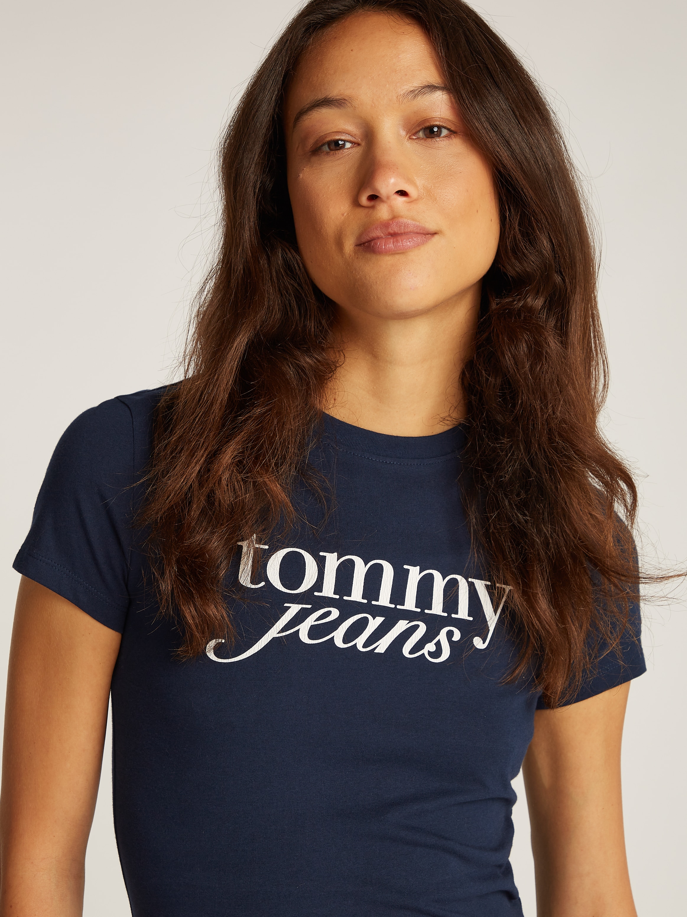 Tommy Jeans Curve Rundhalsshirt »Shirt TJW SLIM ESSENTIAL«, in Großen Größen, Logo-Print auf Brusthöhe, mit Logostickerei
