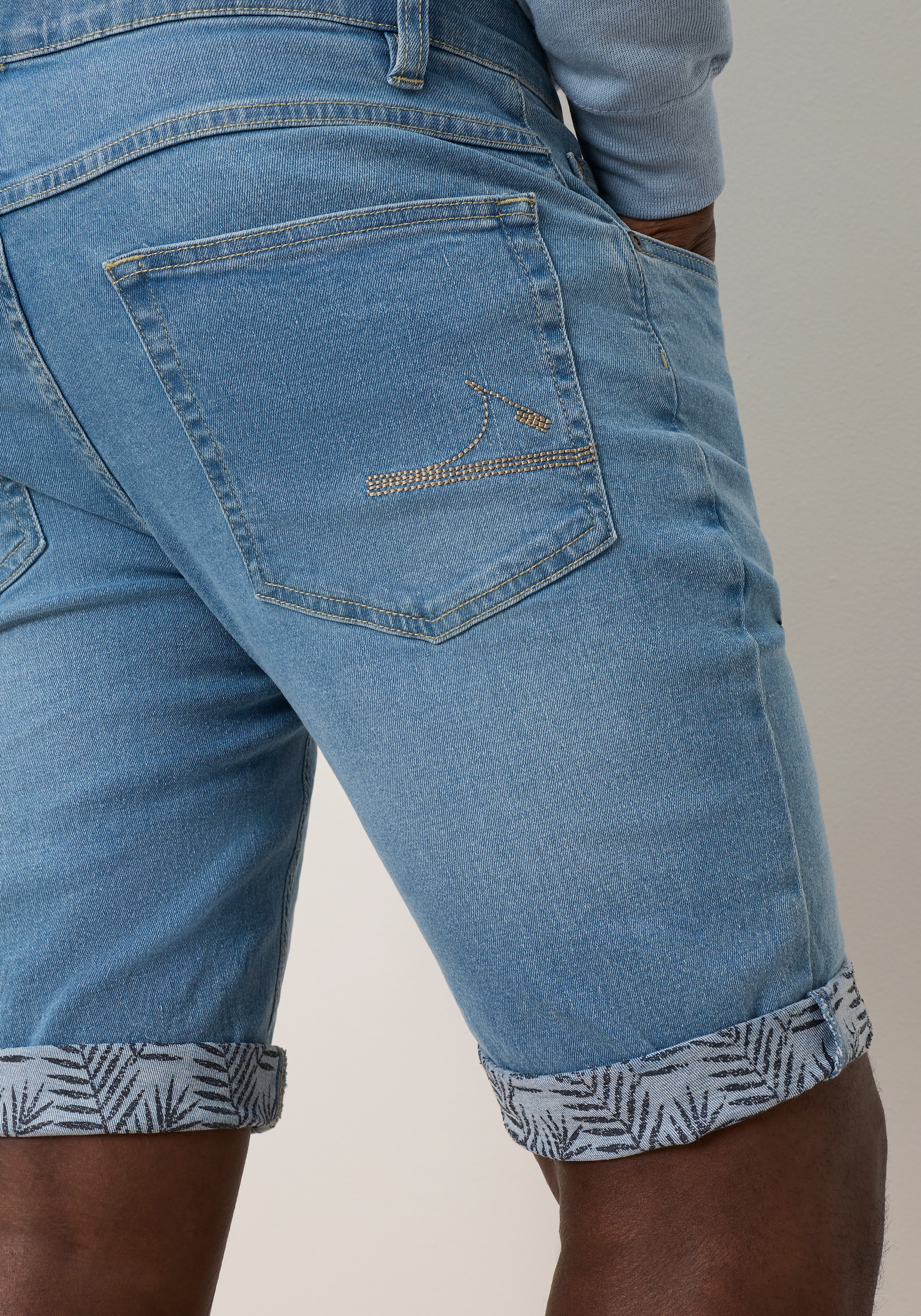 DELMAO Jeansshorts gerade geschnittene Beine, Regular-Fit, kniefreie Länge