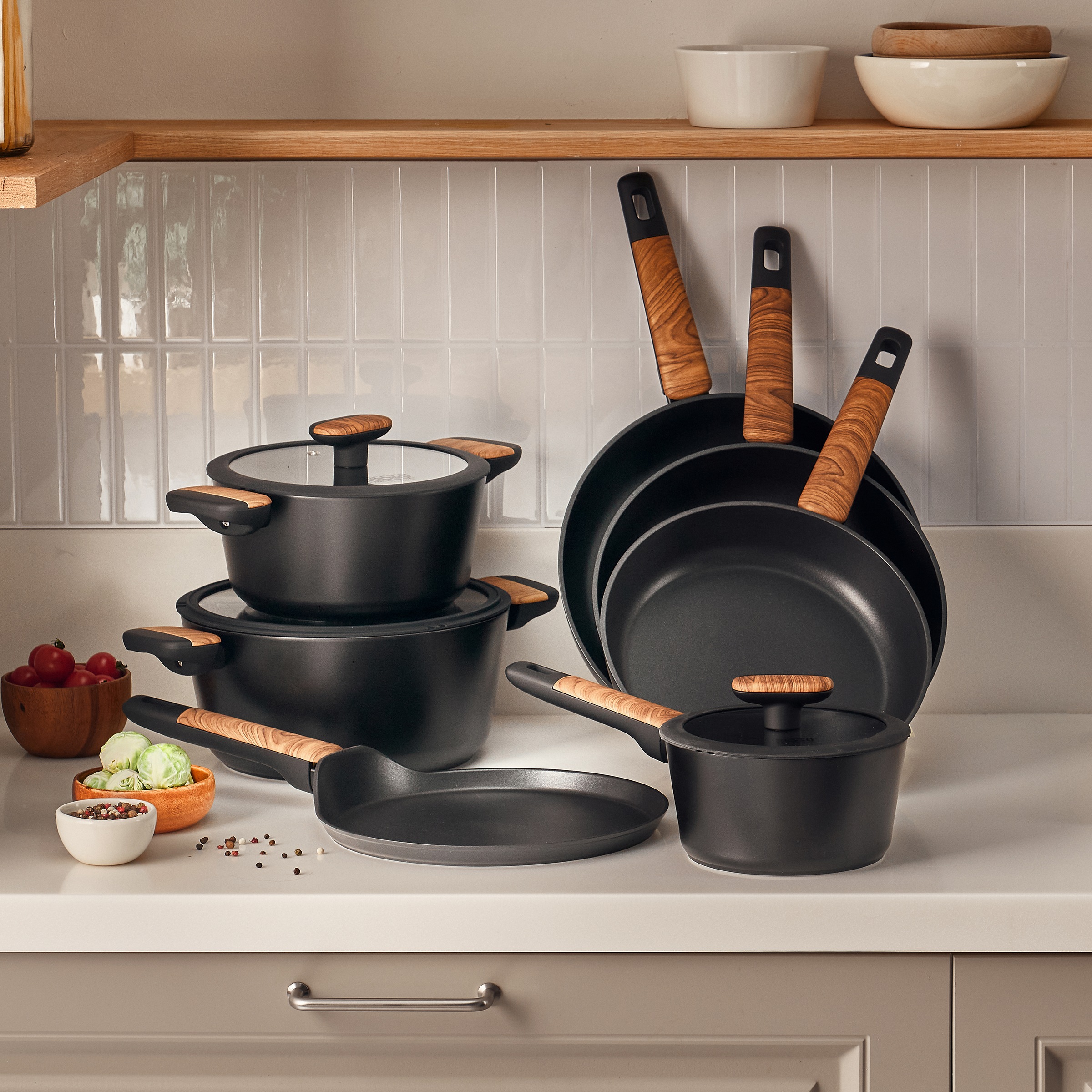 RESTO Kitchenware Crêpepfanne »MON Pfannkuchenpfanne Ø 24 cm mit Soft-Touch-Griff in Holzoptik« Aluminium 1 tlg. Induktion, für alle Herdarten geeignet