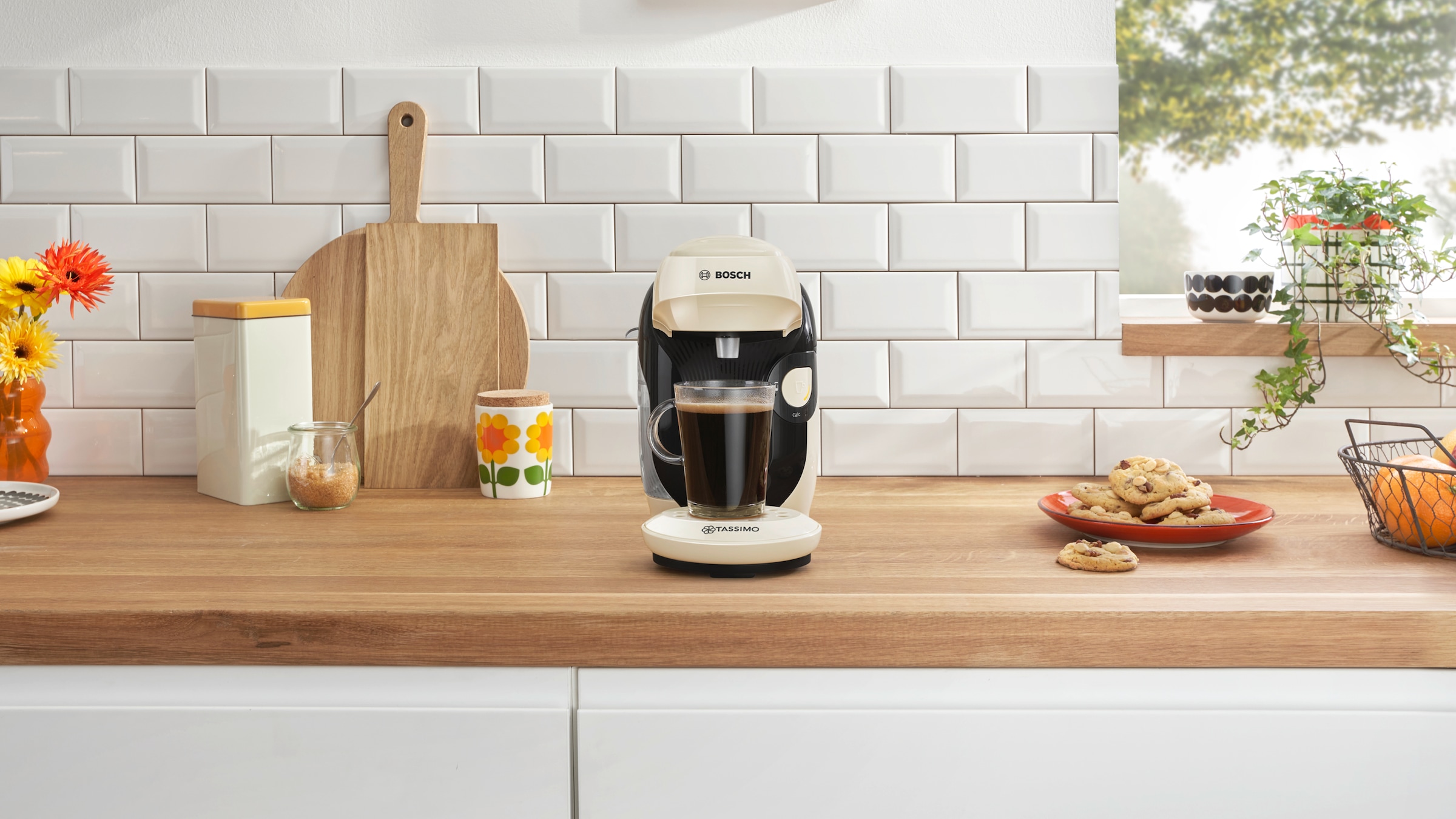 TASSIMO Kapselmaschine »style friendly TAS117E, über 70 Getränke, platzsparend«, nachhaltig, geeignet für alle Tassen, Wassertank 0,7 L, creme/schwarz