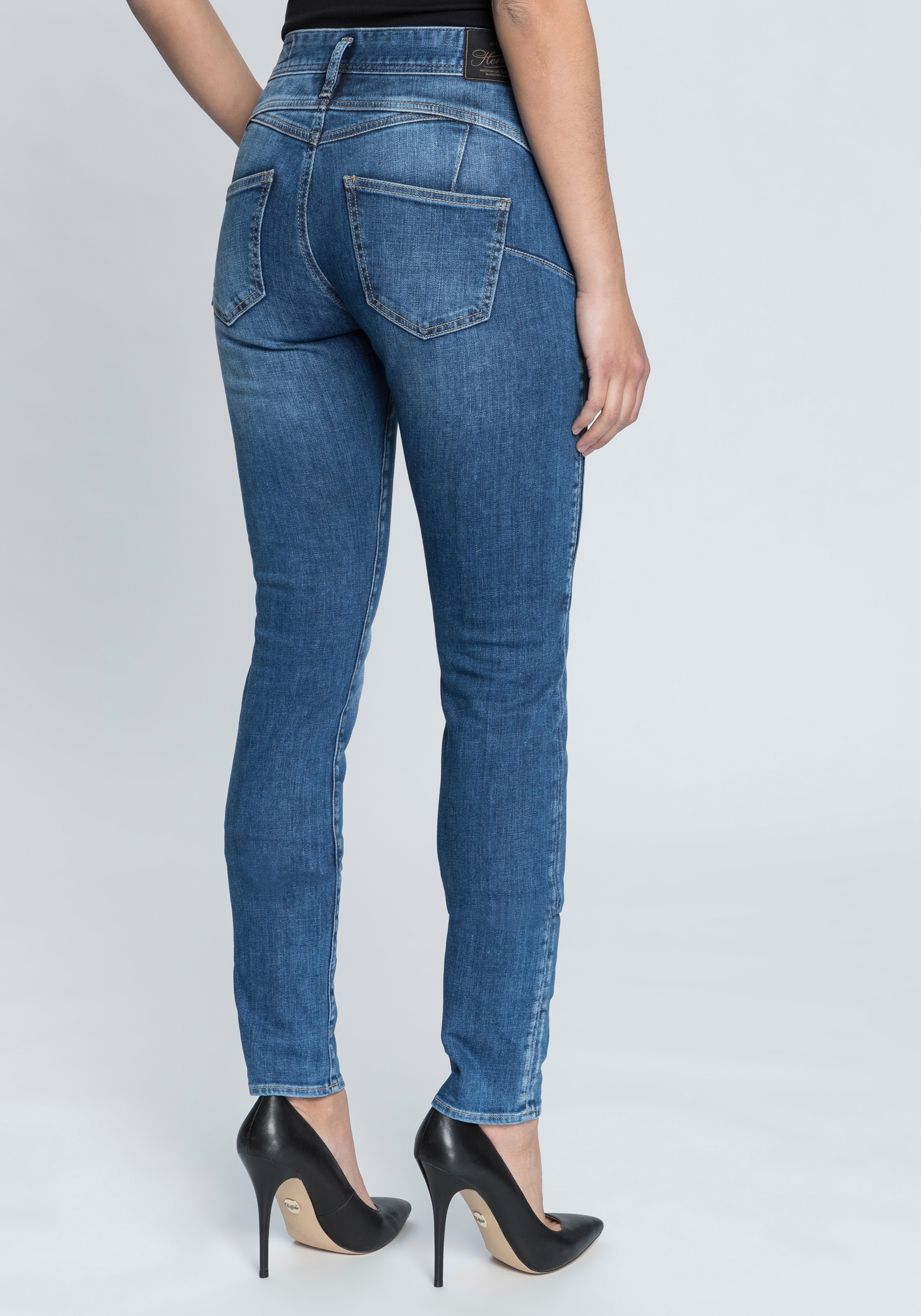 Herrlicher Slim-fit-Jeans »COSY SLIM«, Shaping-Wirkung Keileinsatz bei durch ♕ eingearbeiteten