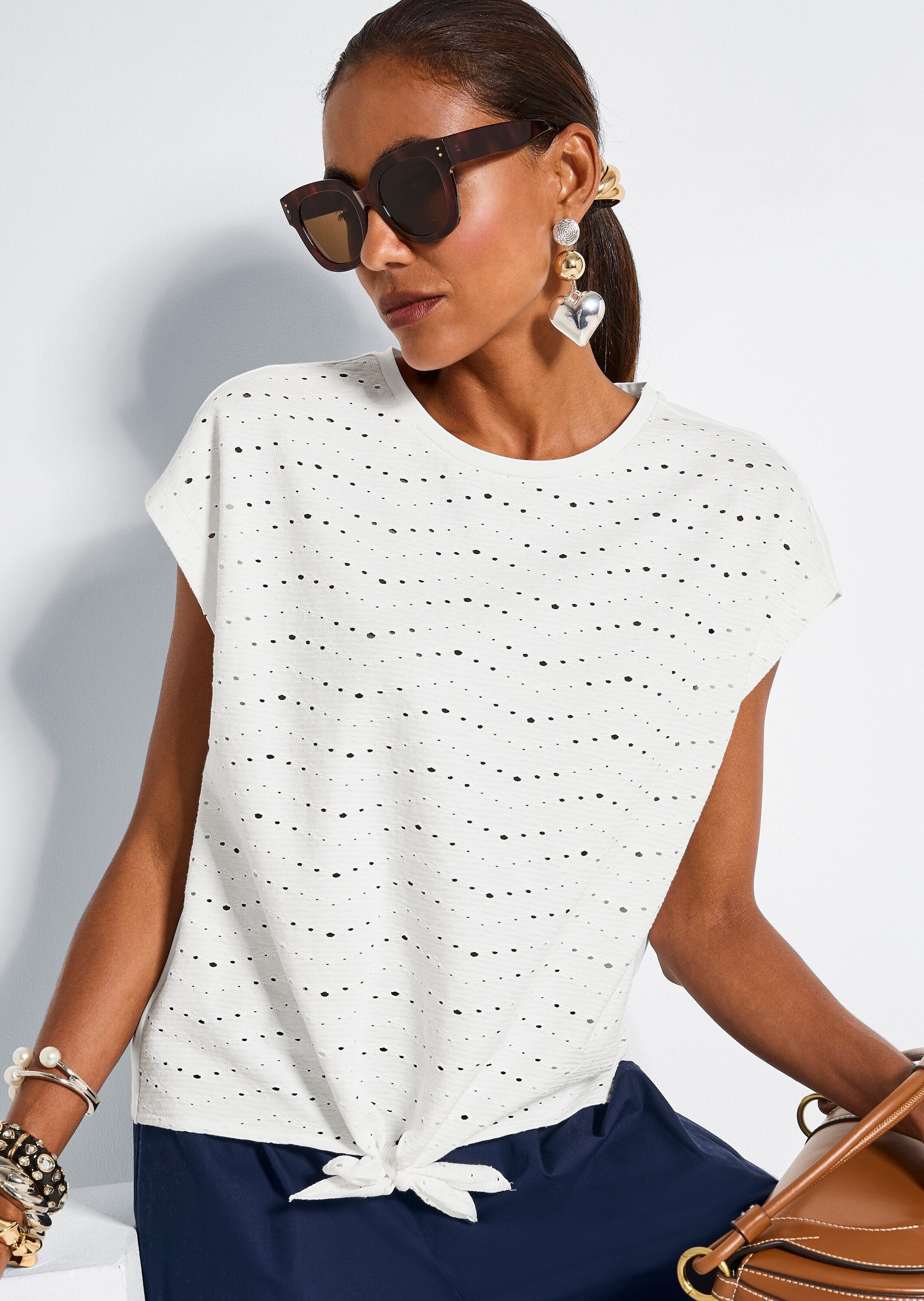 MADELEINE Kurzarmshirt »Shirt Shirt mit Lochstickerei, Kurzarm, Rundhals« Geknoteter Saum