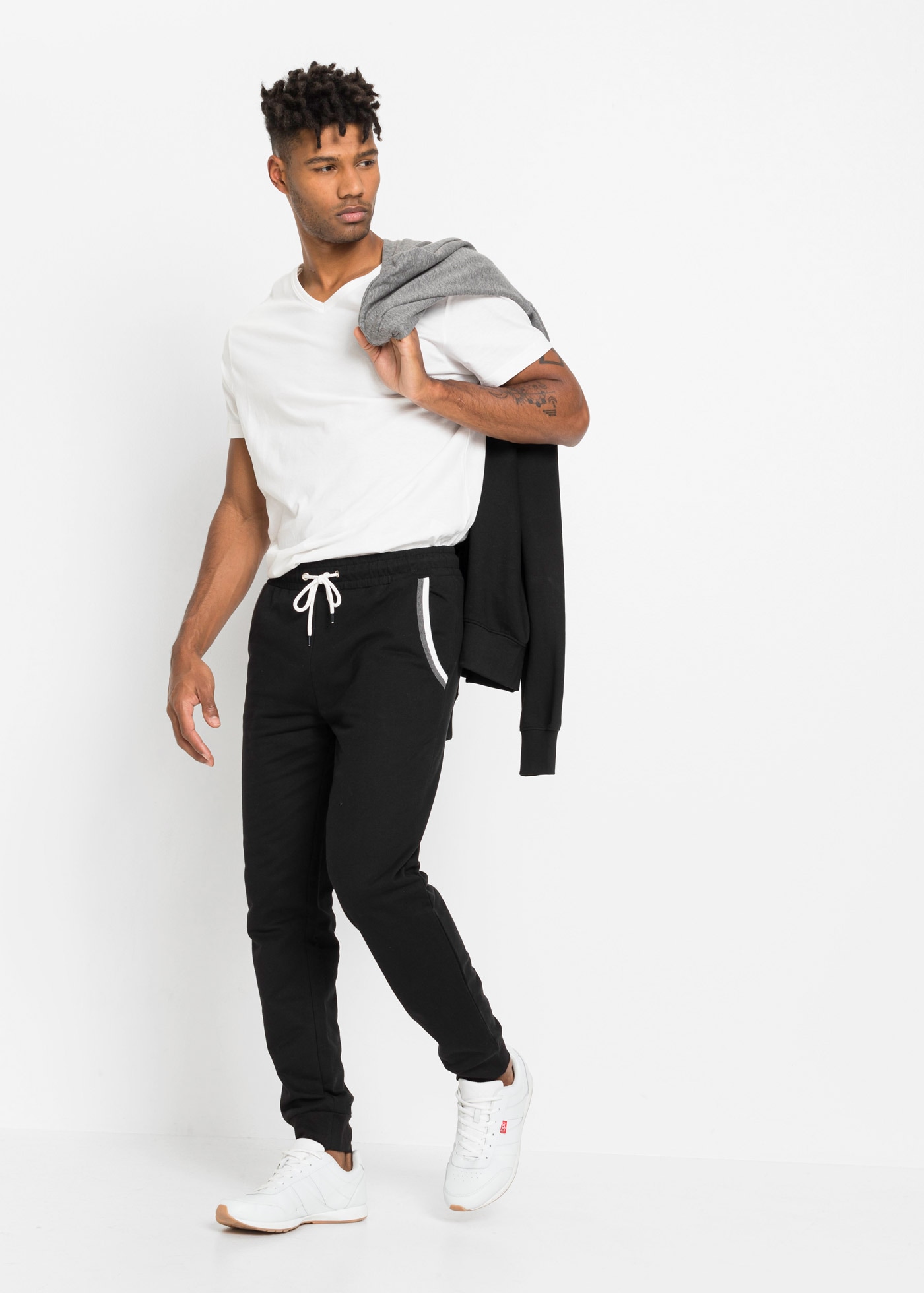 bonprix Jogginghose  aus Baumwolle, mit Eingrifftaschen und Gesäßtasche, Regular Fit