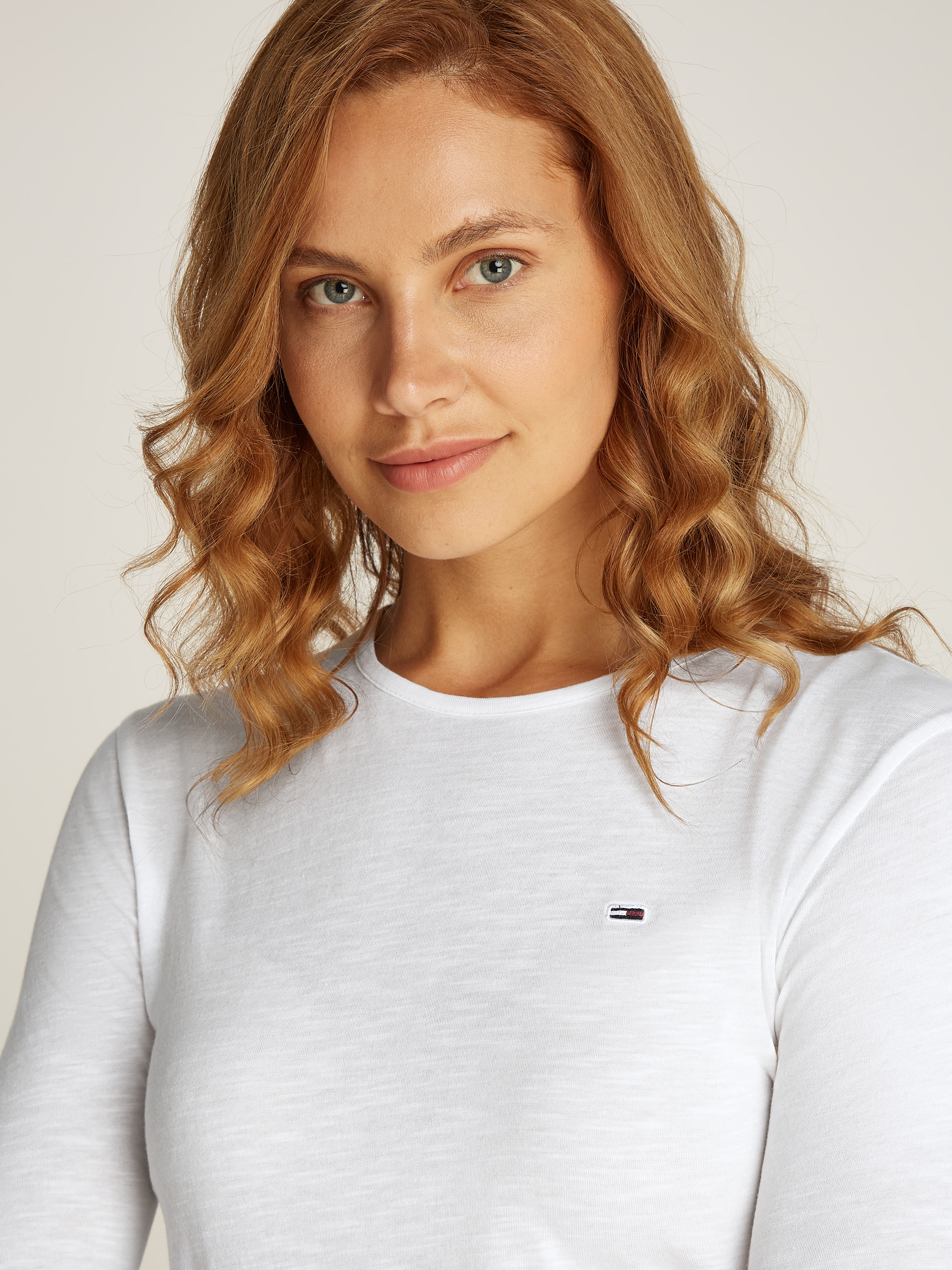Tommy Jeans Langarmshirt »TJW SLUB SOFT TEE LS«, mit Babylock-Saum, Logostickerei