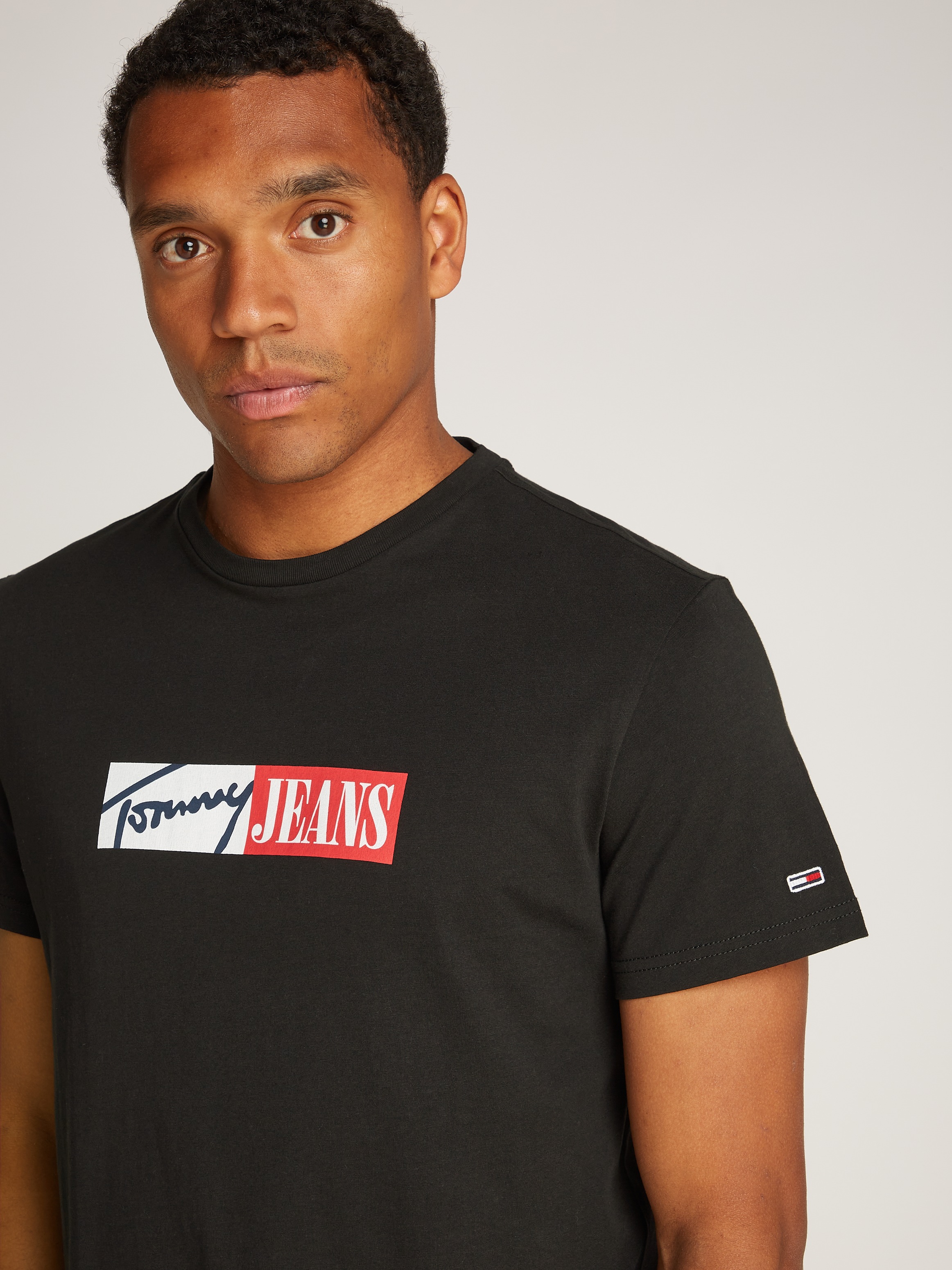 Tommy Jeans Plus Rundhalsshirt »TJM SLIM ENTRY GRAPHIC TEE EXT«, in Großen Größen, mit Logostickerei am Ärmel