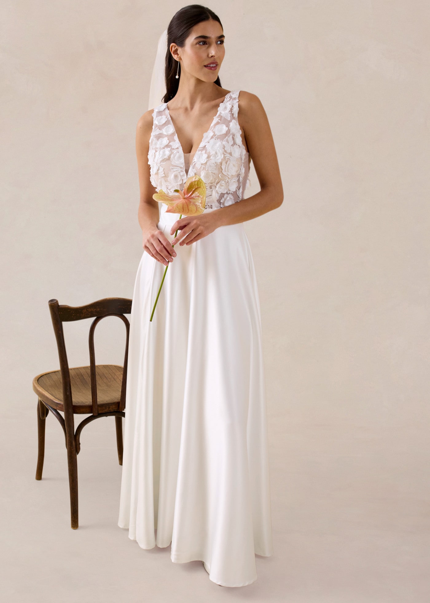 bonprix Brautkleid schmale Passform, aus glänzendem Satin, mit hohem Schlitz, ärmellos
