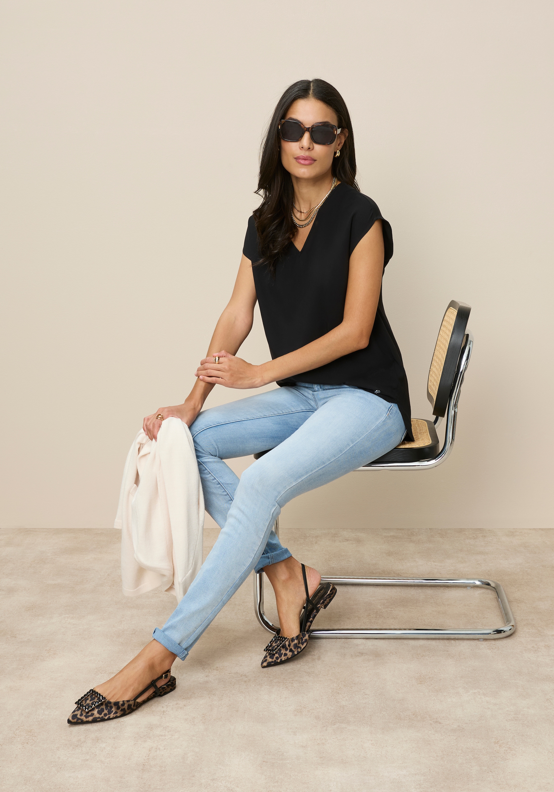 Tamaris Shirtbluse in Lässiger Form mit V-Ausschnitt