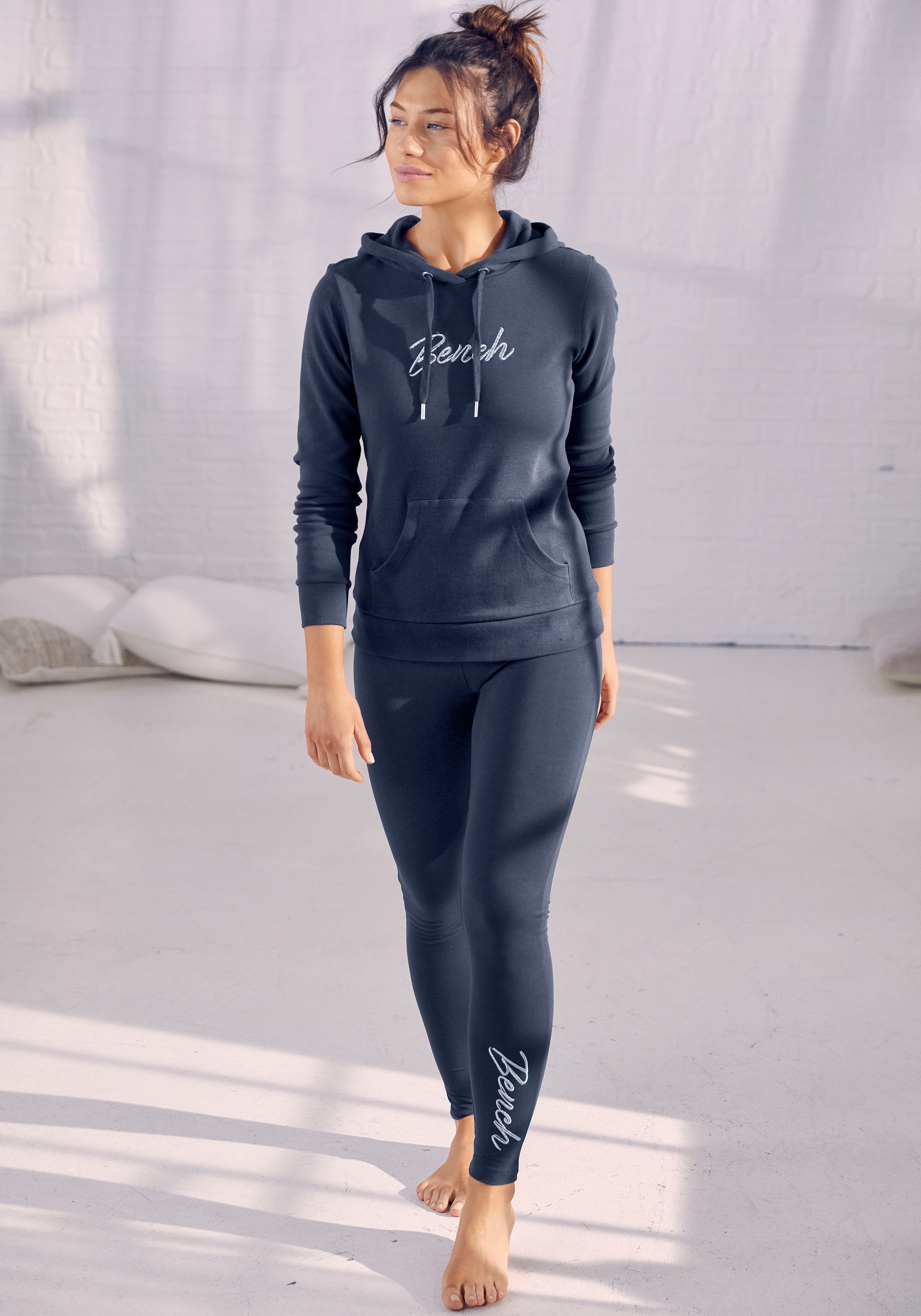 Bench. Loungewear Hoodie, mit glänzender Logostickerei, Loungeanzug