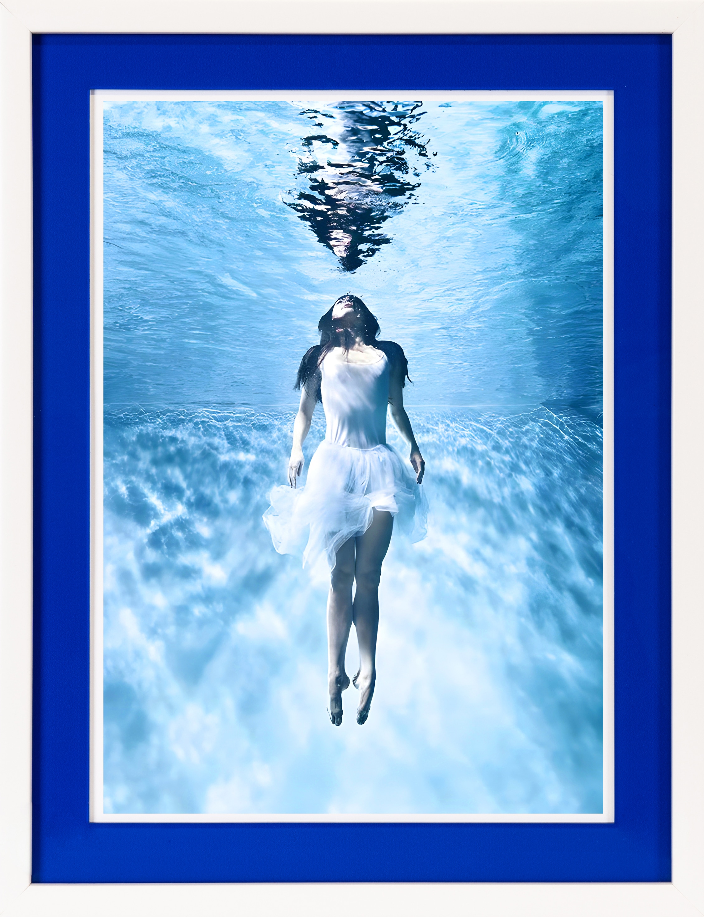 queence Bild mit Rahmen »Frau unter Wasser«, Bilder von Frauen-Foto-Frau-Unterwasserwelt, (1 St.), Poster mit buntem Acrylglas Passepartout
