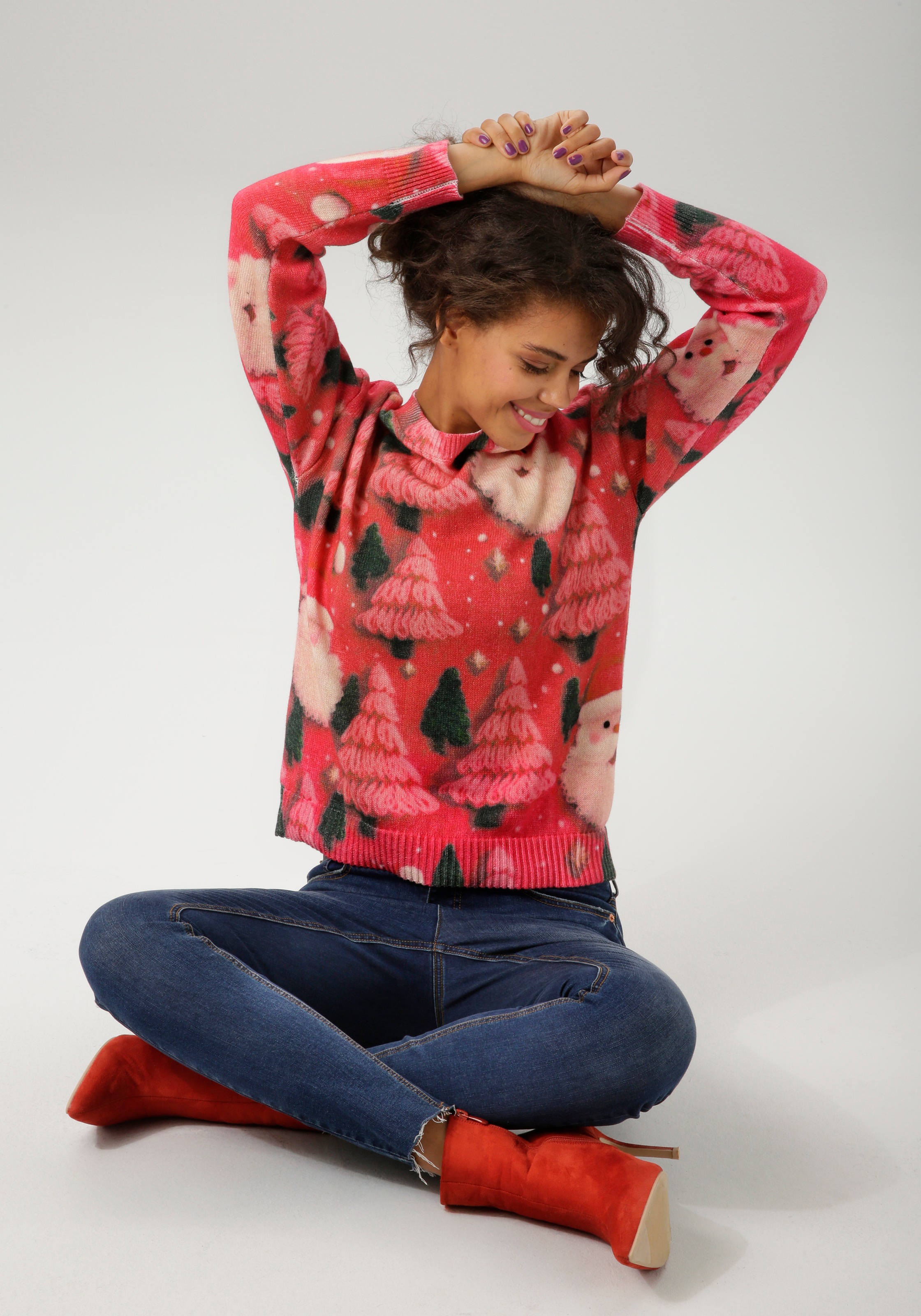 Aniston CASUAL Weihnachtspullover kunstvoll mit Tannen und Nikolaus-Köpfen bedruckt