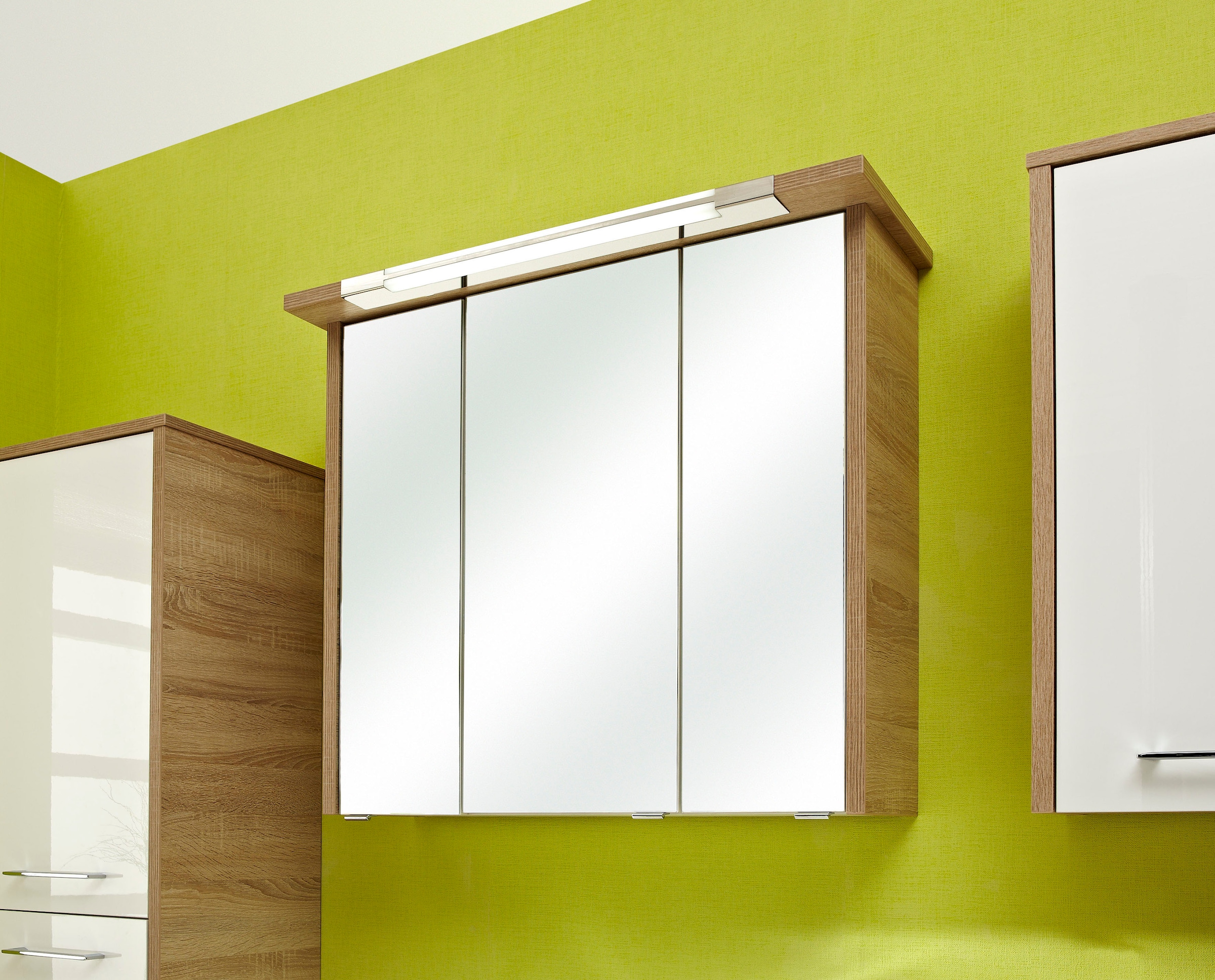 Saphir Spiegelschrank »Quickset 382 Badschrank, 3 Spiegeltüren, 6 Einlegeböden, 75 cm breit«, inkl. LED-Beleuchtung, Türdämpfer, Schalter-/Steckdosenkombination