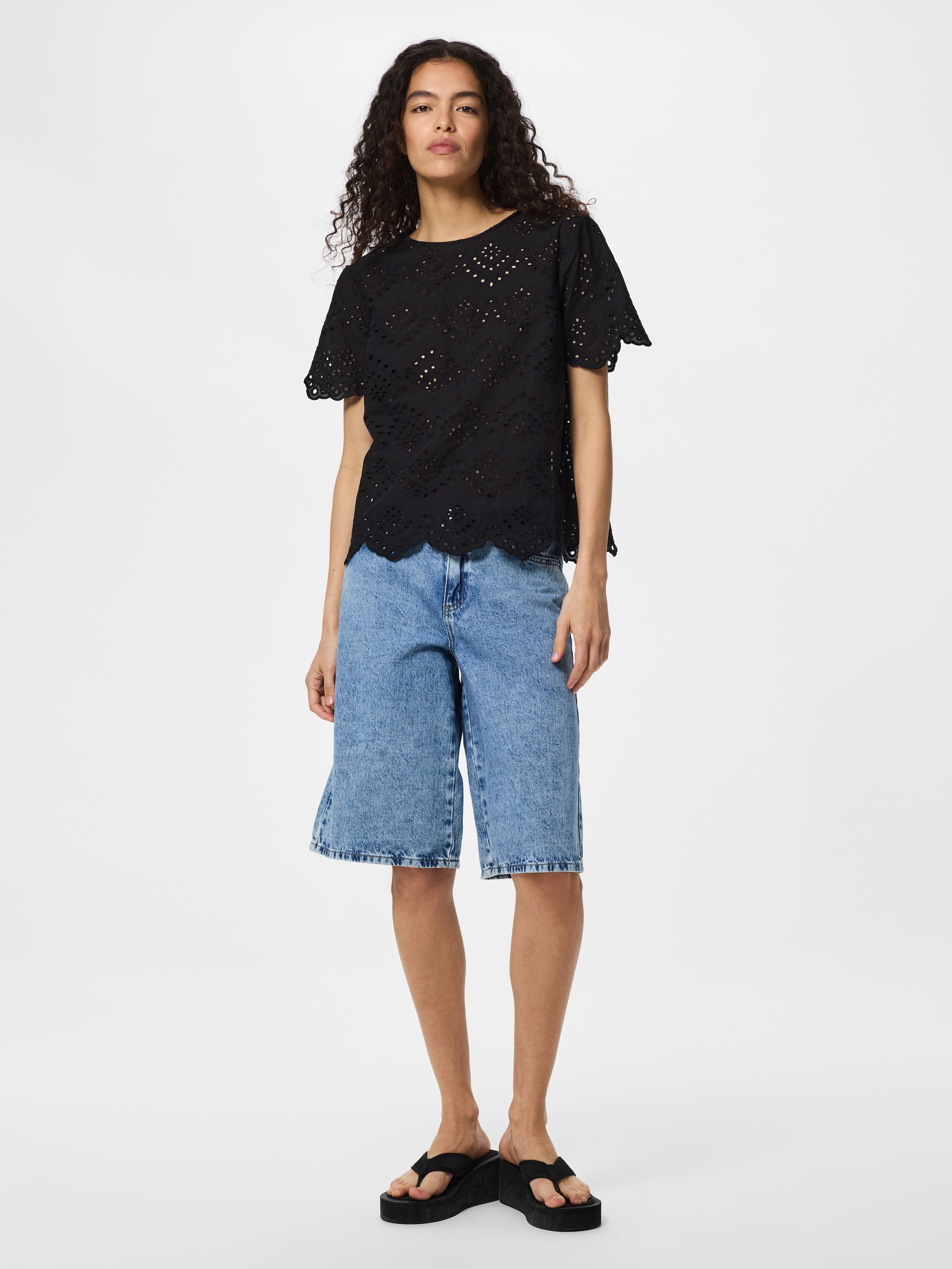 pieces Shirttop »PCVILDE SS TOP WVN NOOS« mit Allover-Lochstickerei