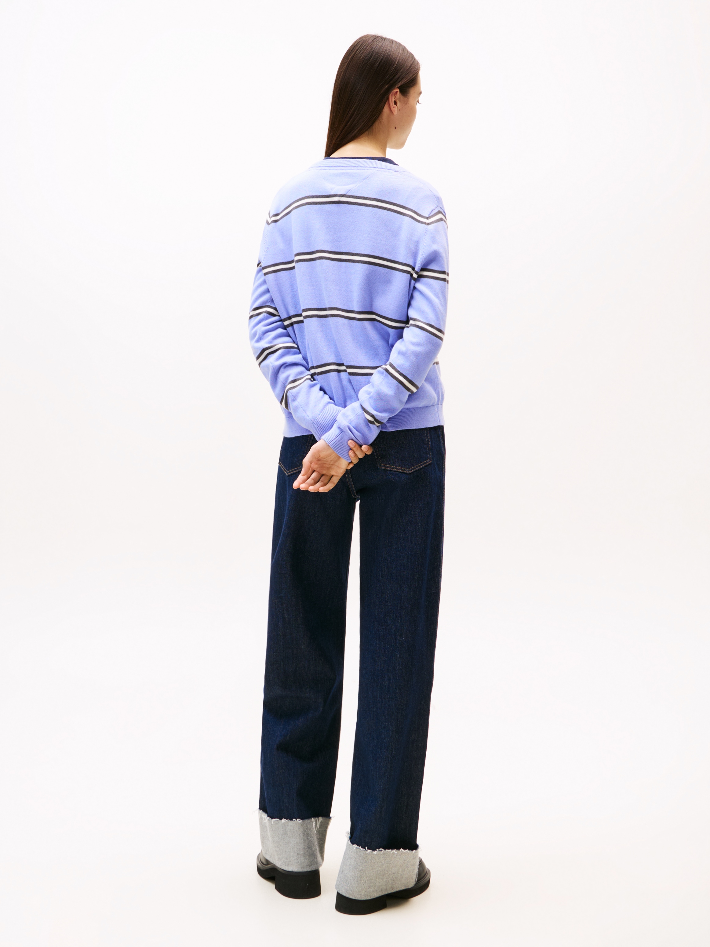 Tommy Jeans V-Ausschnitt-Pullover »TJW ESSENTIAL VNECK SWEATER EXT« mit Logostickerei