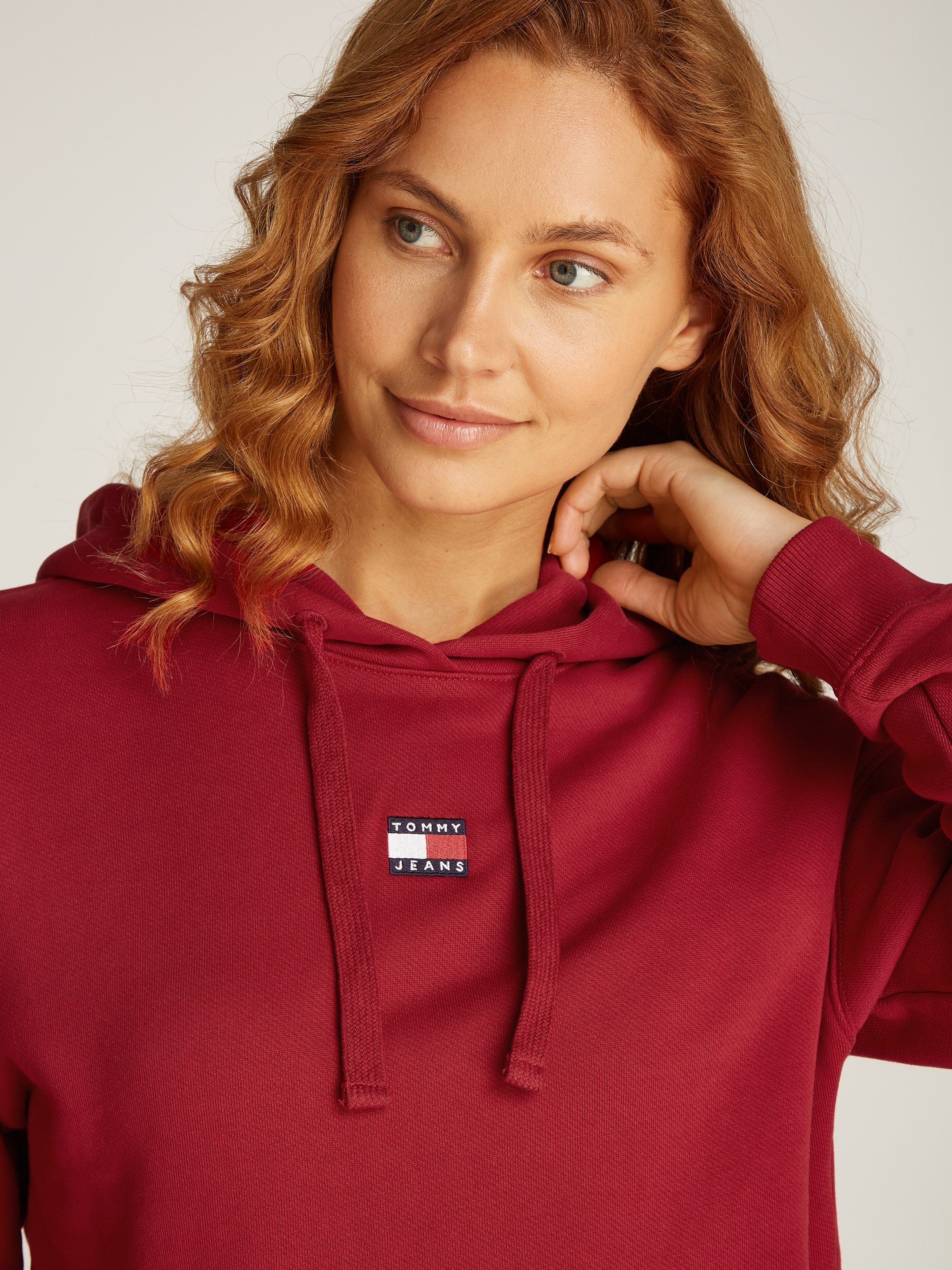 Tommy Jeans Kapuzensweatshirt »TJW BXY BADGE HOODIE«, mit Logostickerei