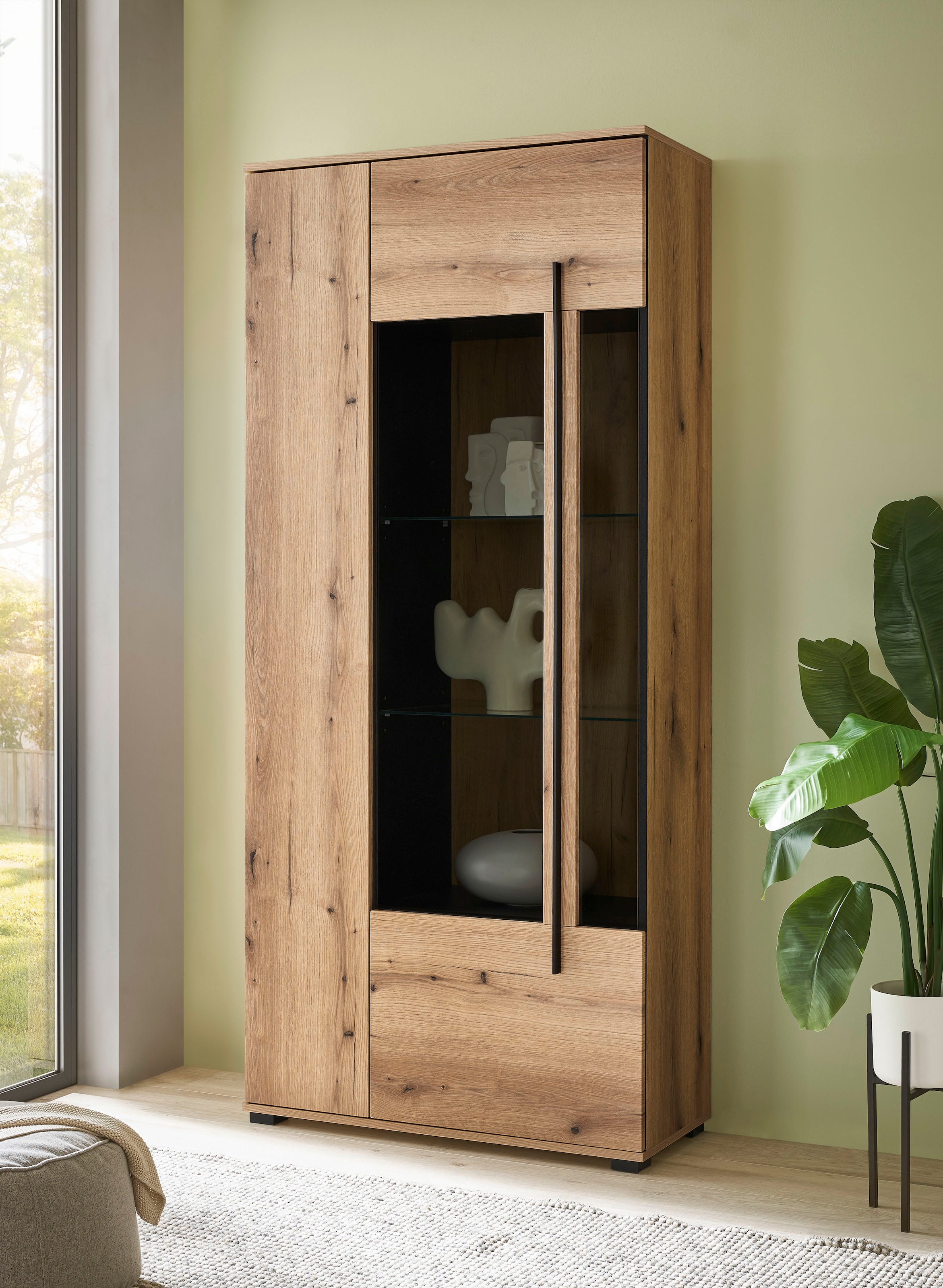 Home affaire Vitrine »Cantara, Vitrinenschrank in Eiche Evoke oder weiß, Standvitrine« schwarzer Stangengriff, ausreichend Stauraum, vielseitig einsetzbar