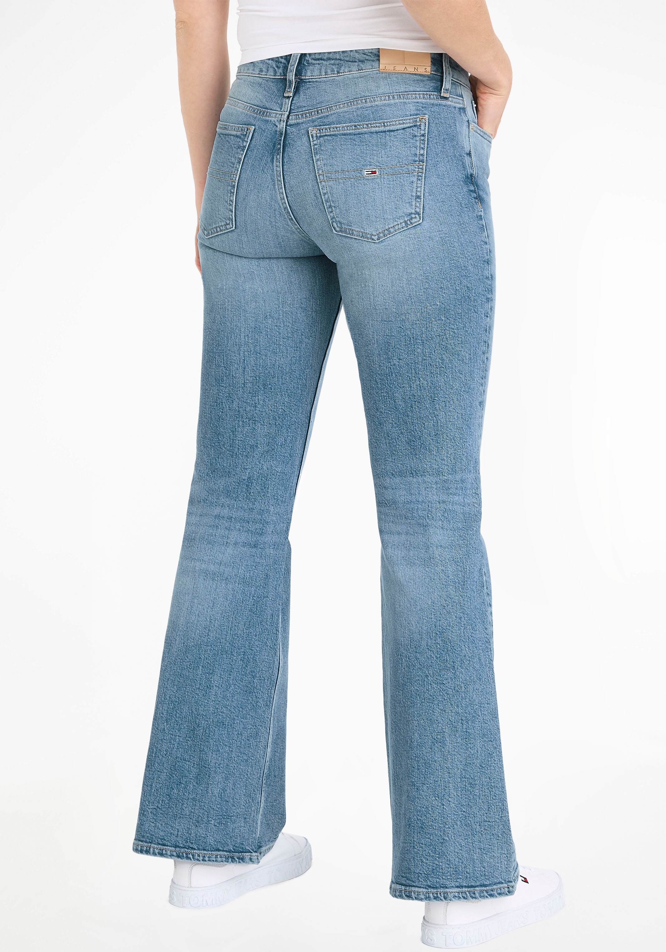 Tommy Jeans Bequeme Jeans »Sophie Low Wais Flare Wide«, mit Ledermarkenlabel