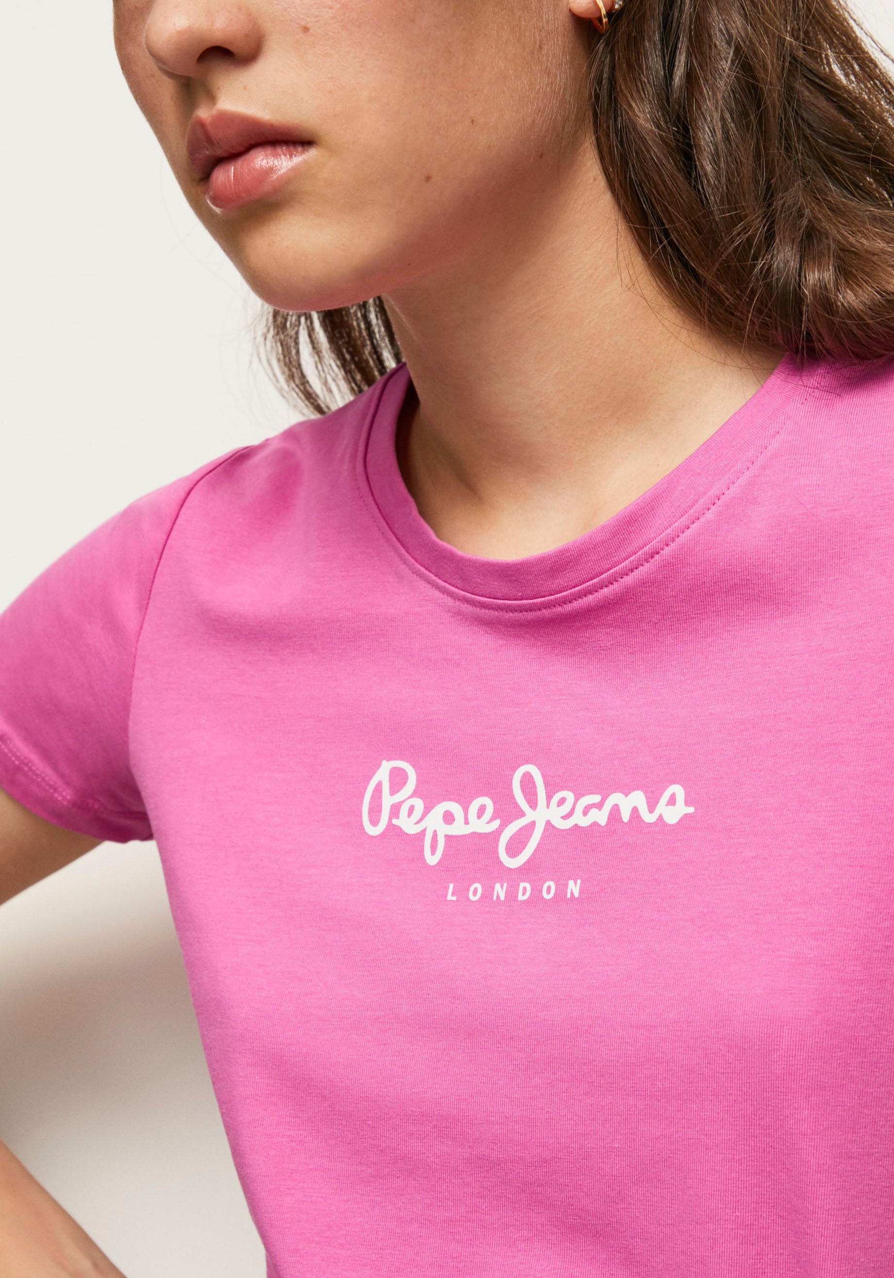 Pepe Jeans T-Shirt »VIOLETTE«, in schlichter in ♕ unifarbener Optik und figurbetonter Passform bei