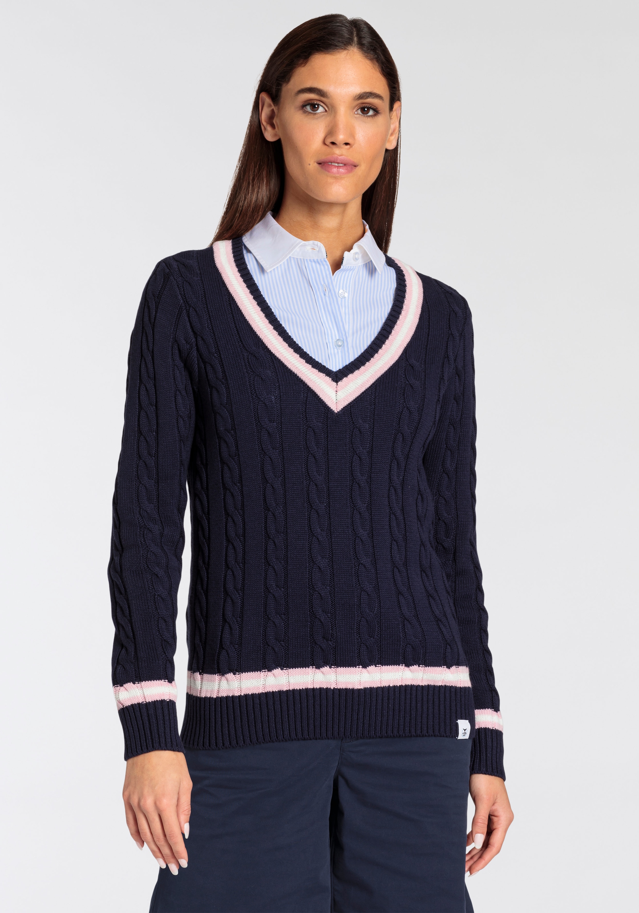 DELMAO V-Ausschnitt-Pullover, mit Zopfstrickmuster im College-Stil