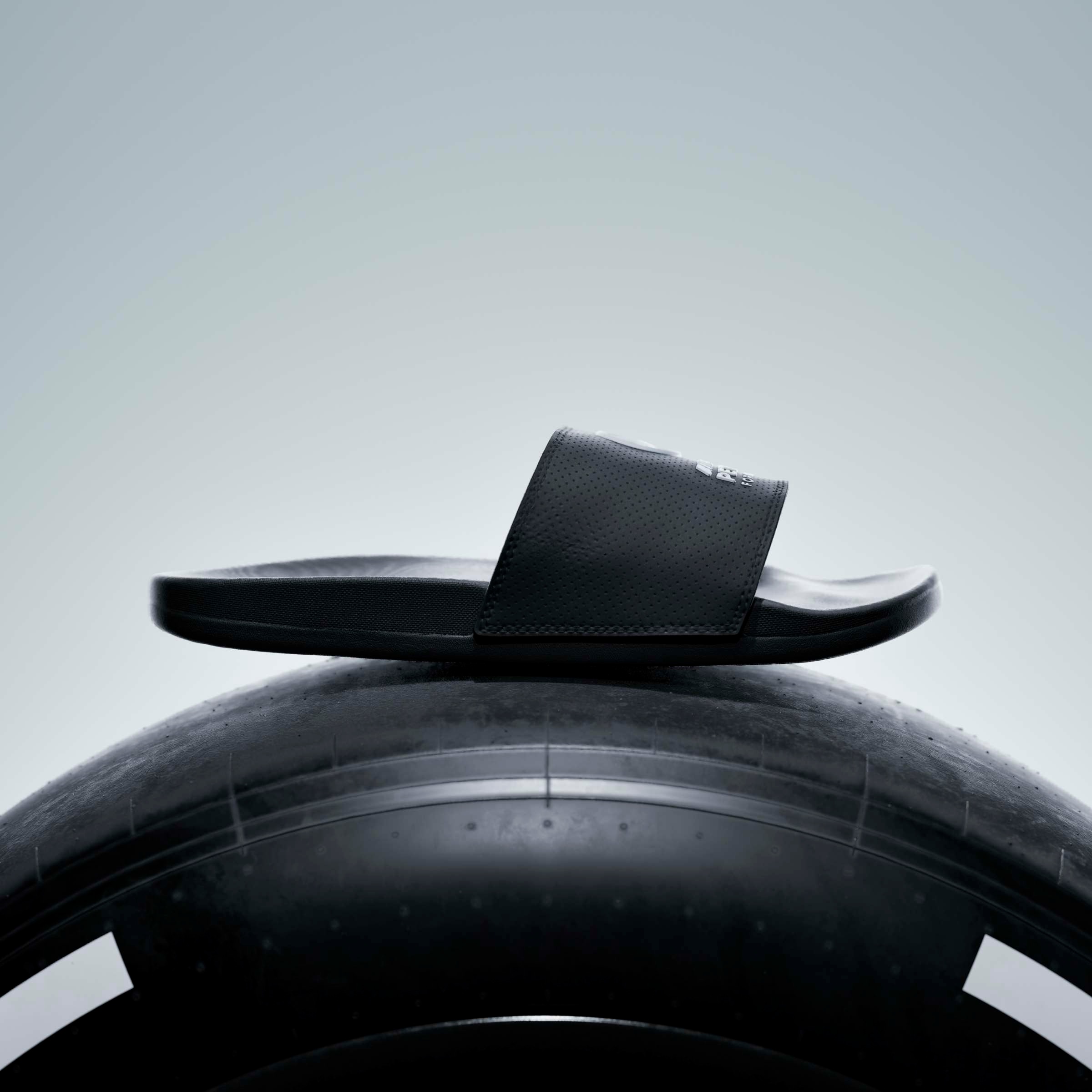 adidas Performance Badesandale »ADILETTE COMFORT MER BADESCHLAPPEN«  Mercedes AMG Motorsport