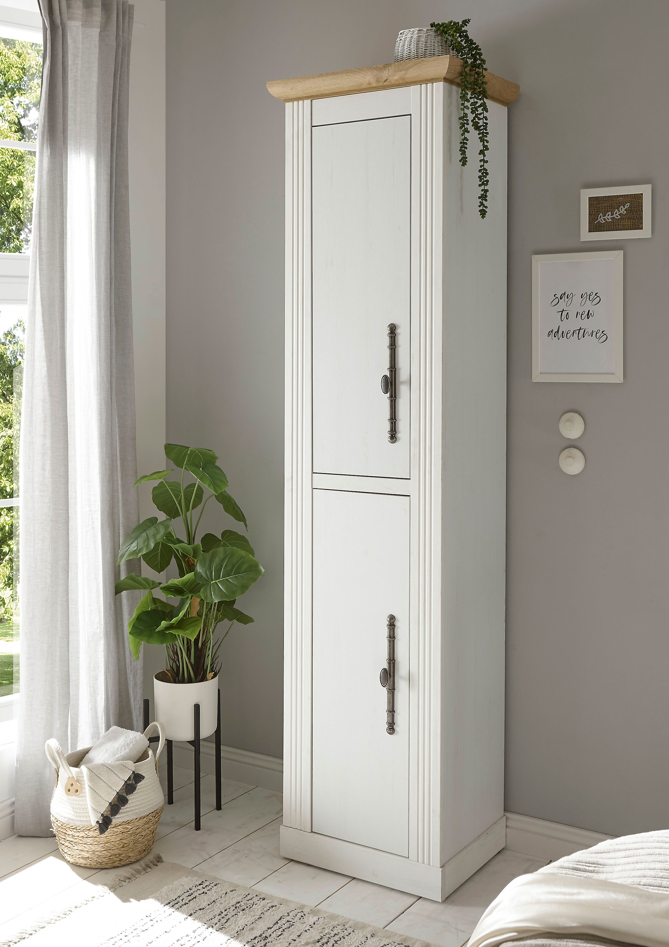 OTTO home Stauraumschrank »WESTMINSTER, Badschrank im Landhausstil, Schrank mit Metallgriffen« in 2 Farben verfügbar, mit Stauraum hinter Drehtüren