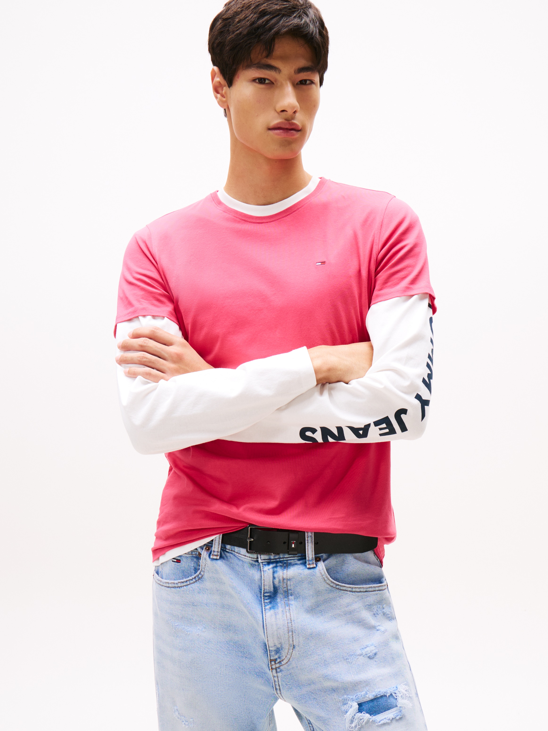 Tommy Jeans T-Shirt »TJM ESSENTIAL SOLID TEE« mit Rundhalsausschnitt und dezenter Logo-Flag