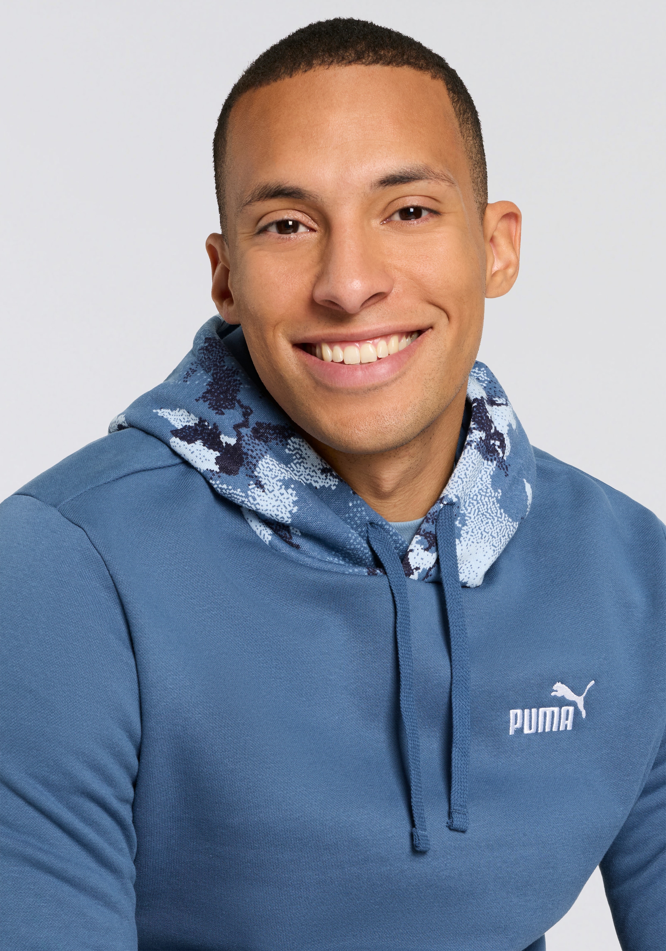PUMA Kapuzensweatshirt »ESS CAMO HOODIE FL«, sportlicher Stil, mit Kängurutasche, Regular Fit
